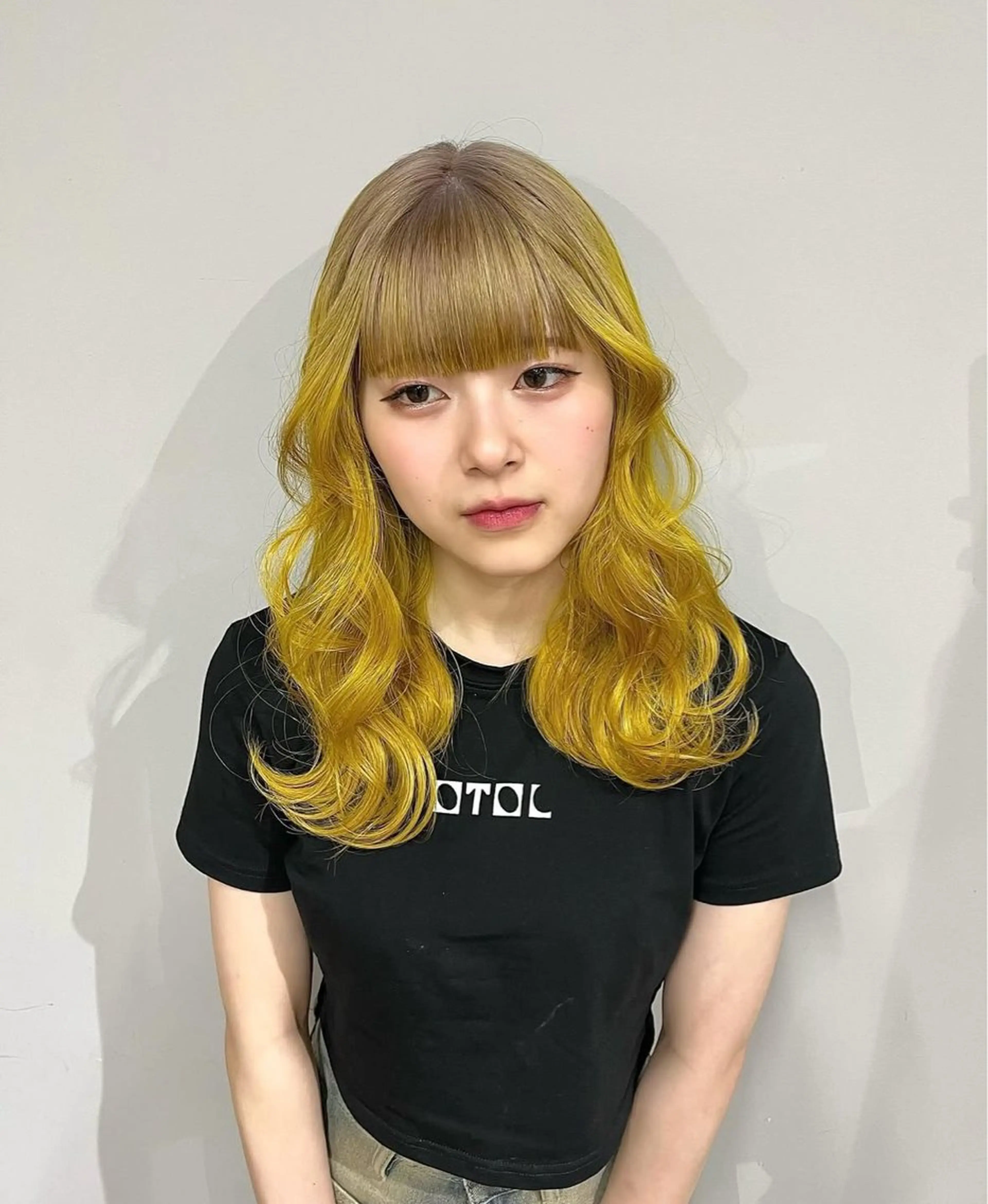 セミロング ヘアカラー 綾乃／デザインカラー ／ハイトーン／ボブのヘアスタイル