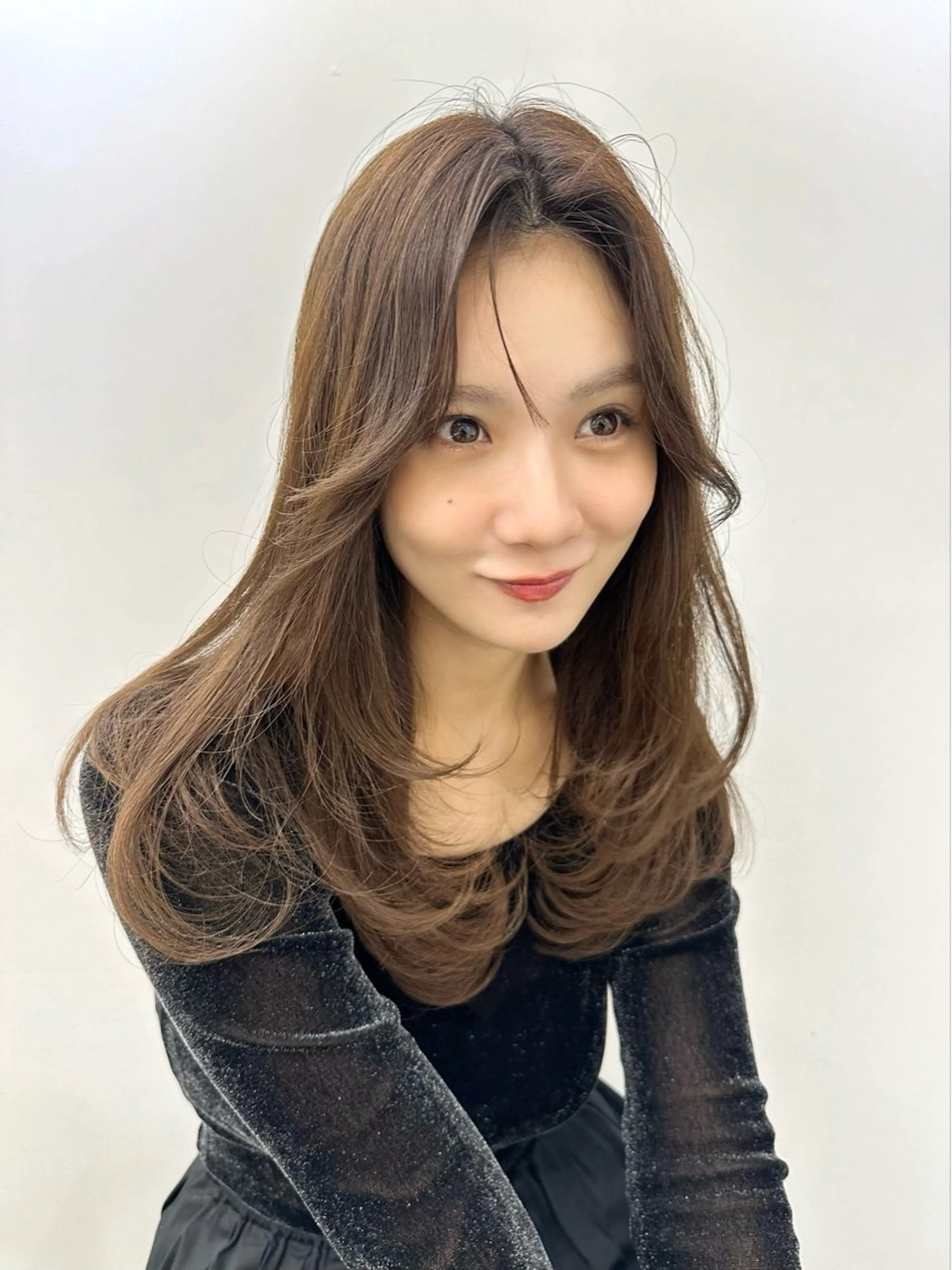 セミロング カラー カット ヘアカラー トリートメント 艶髪レイヤー顔周り グレージュ添田晃基のヘアスタイル