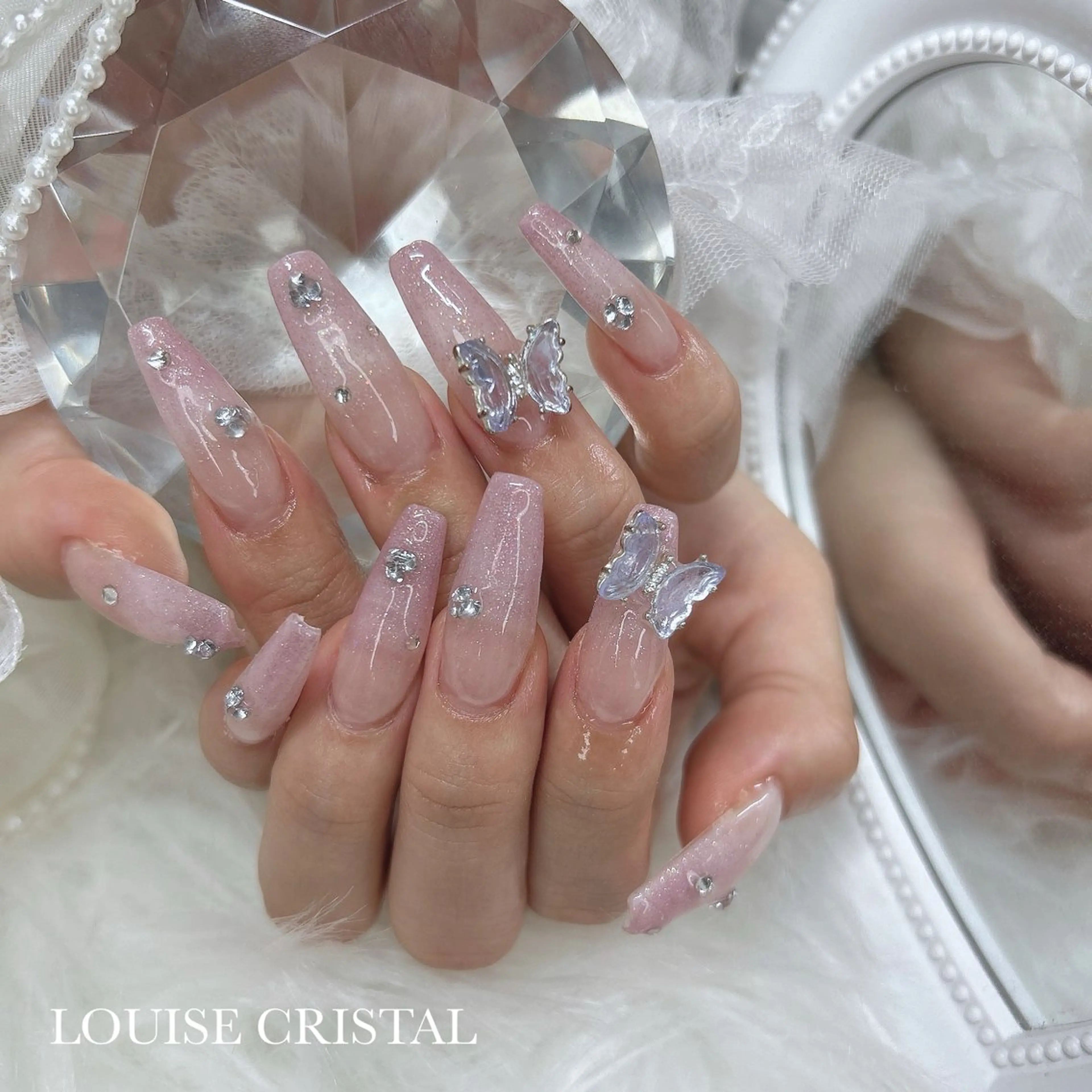 ネイル ハンドネイル LOUISE CRYSTALのネイルデザイン