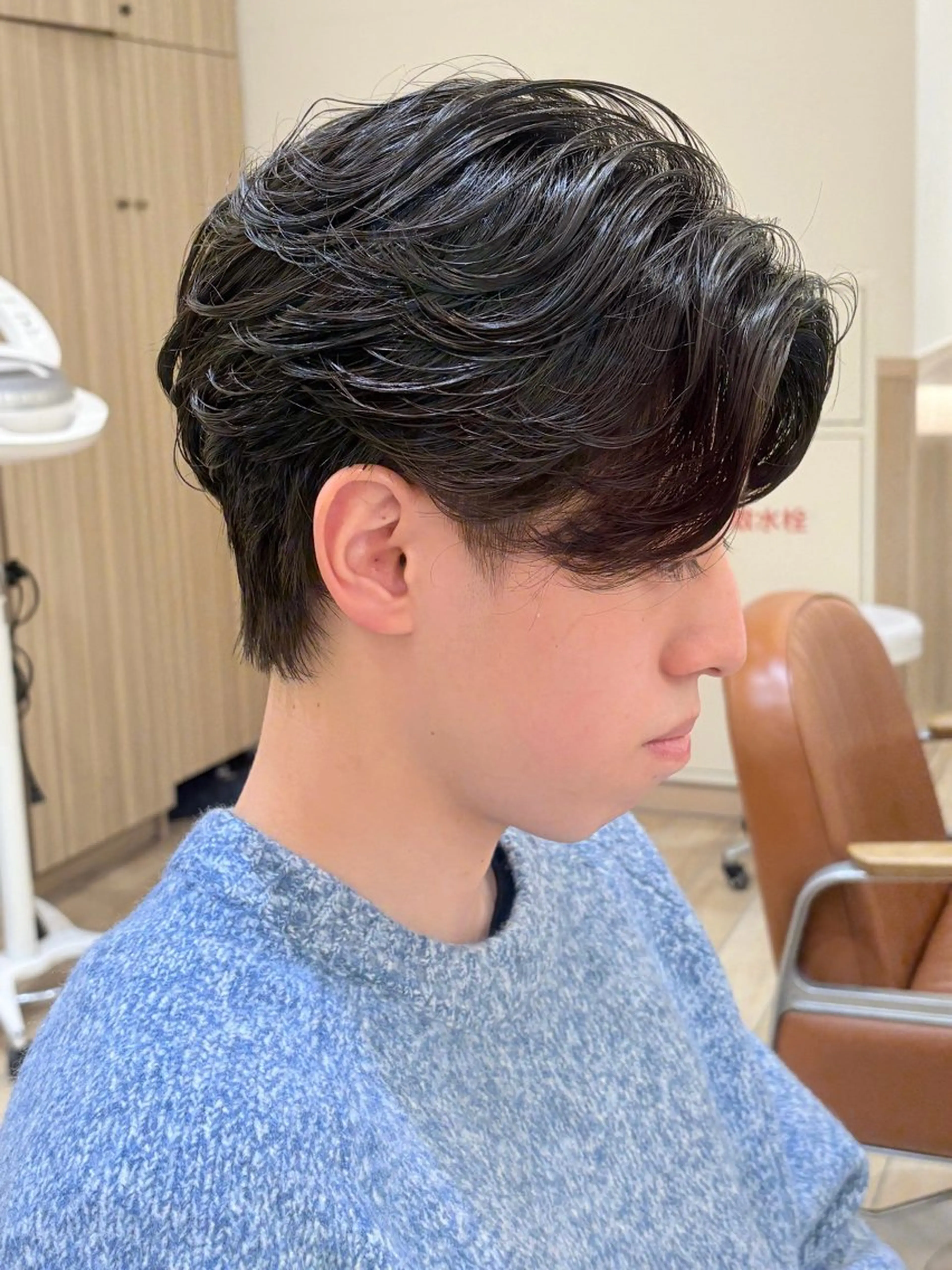 ミディアム パーマ メンズ ミディアムパーマ フェザーパーマ メンズパーマ 新宿メンズパーマ ヨモギダのヘアスタイル