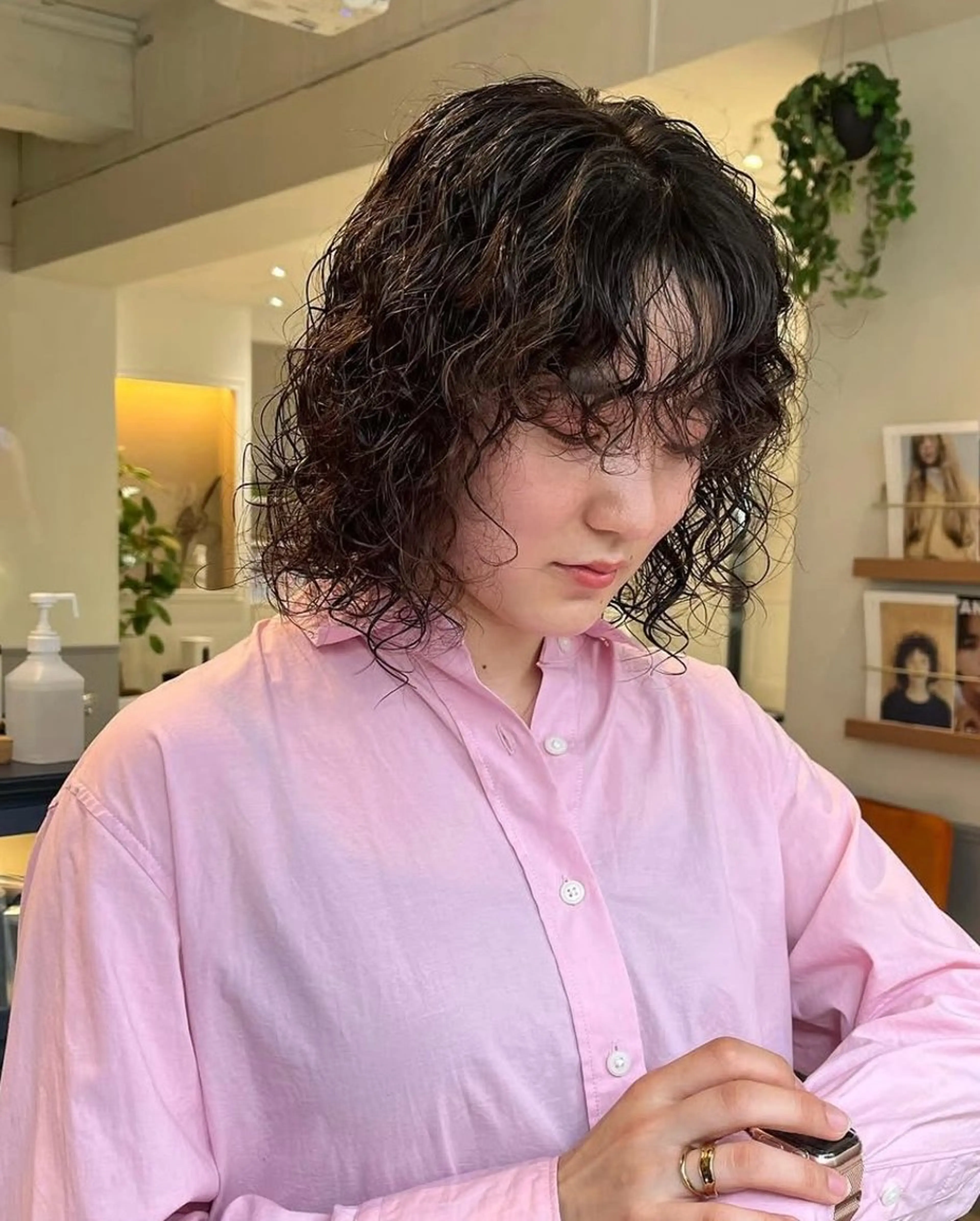 ミディアム パーマ ｍｏｍｏ/ ハイトーン/ベージュのヘアスタイル