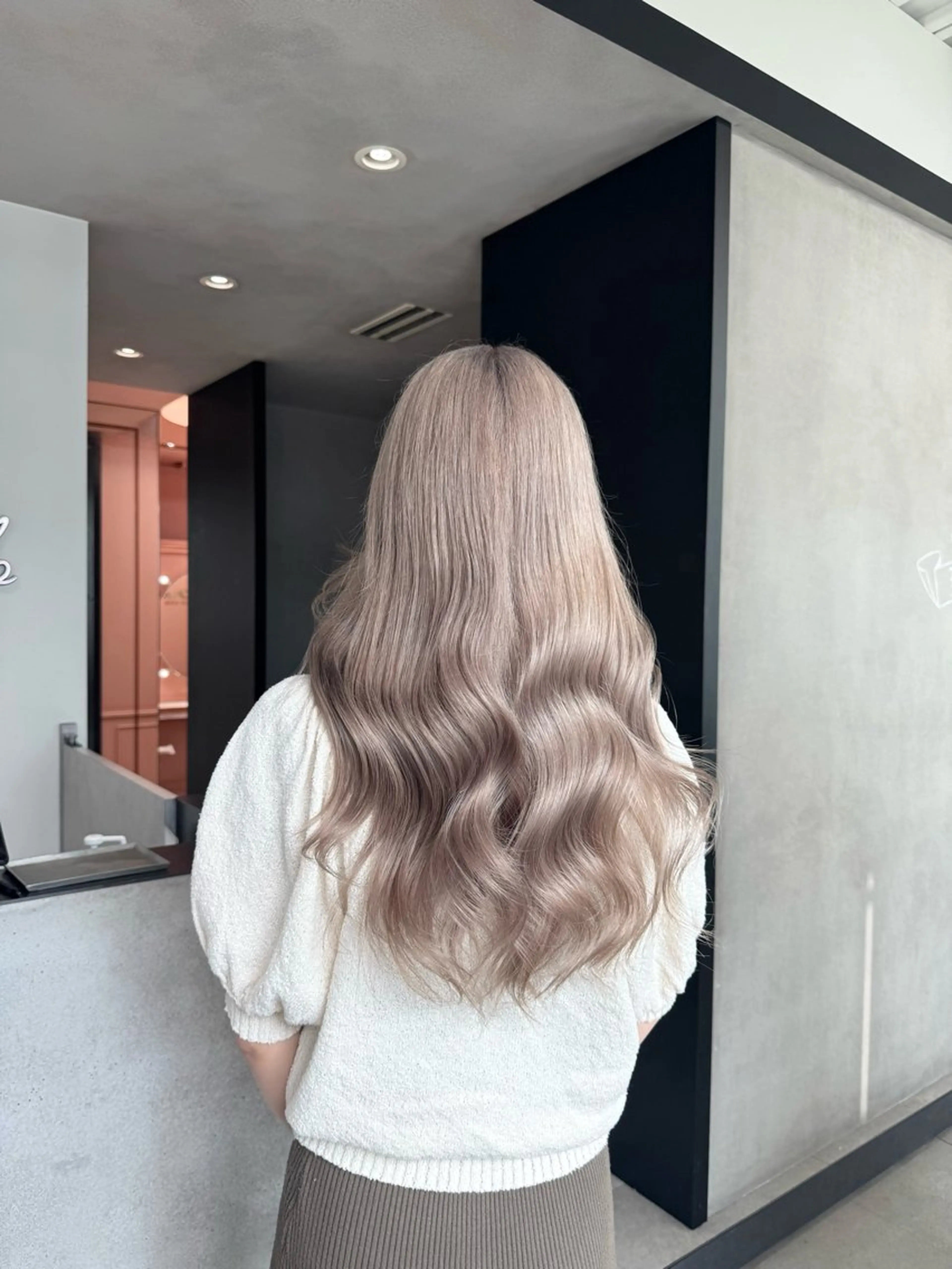 カラー ヘアカラー 🇰🇷韓国風ハイ トーンKANA🖤のヘアスタイル