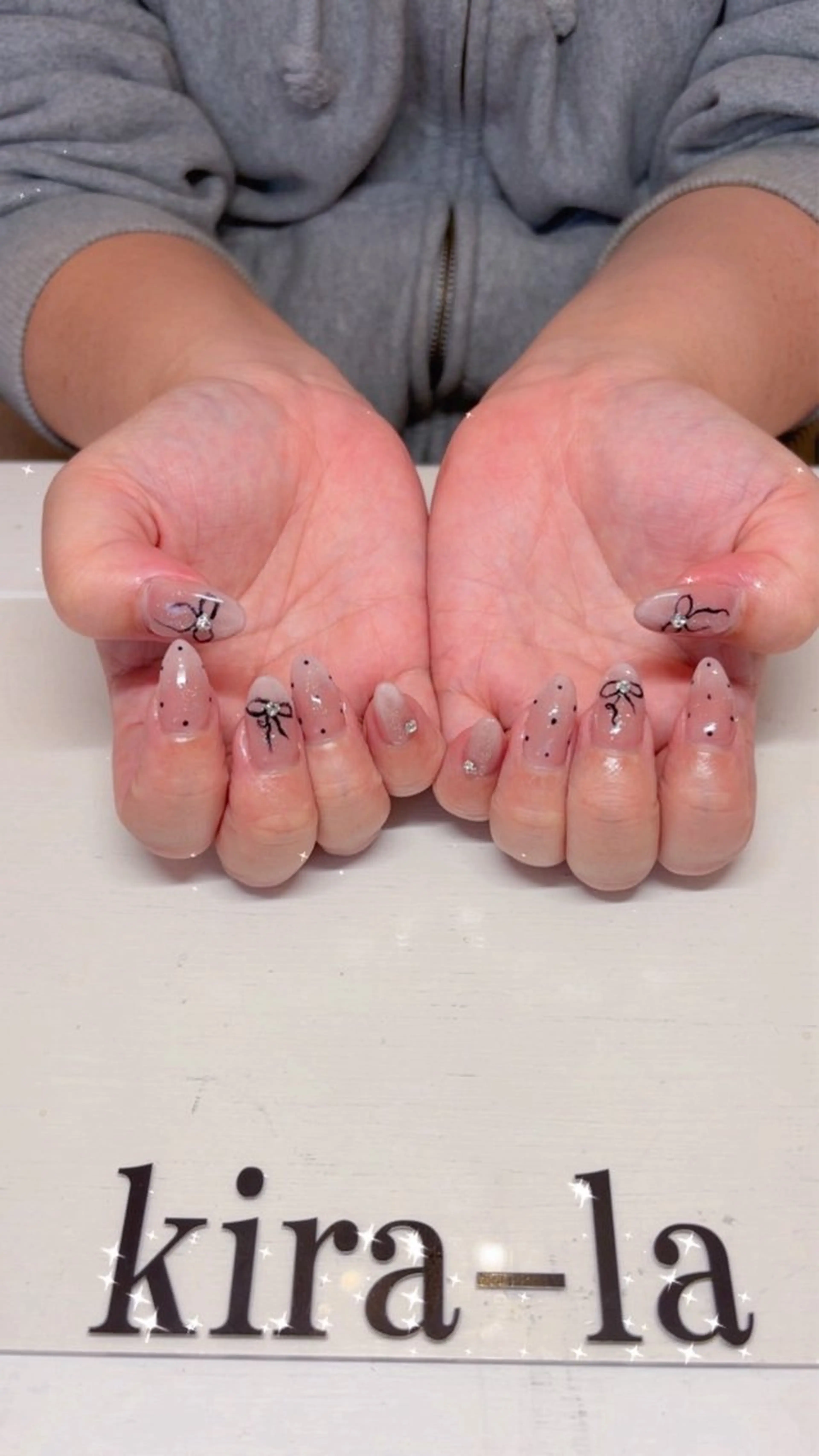 ネイル ドット リボン ホワイト kira-la キララ･:*..のネイルデザイン
