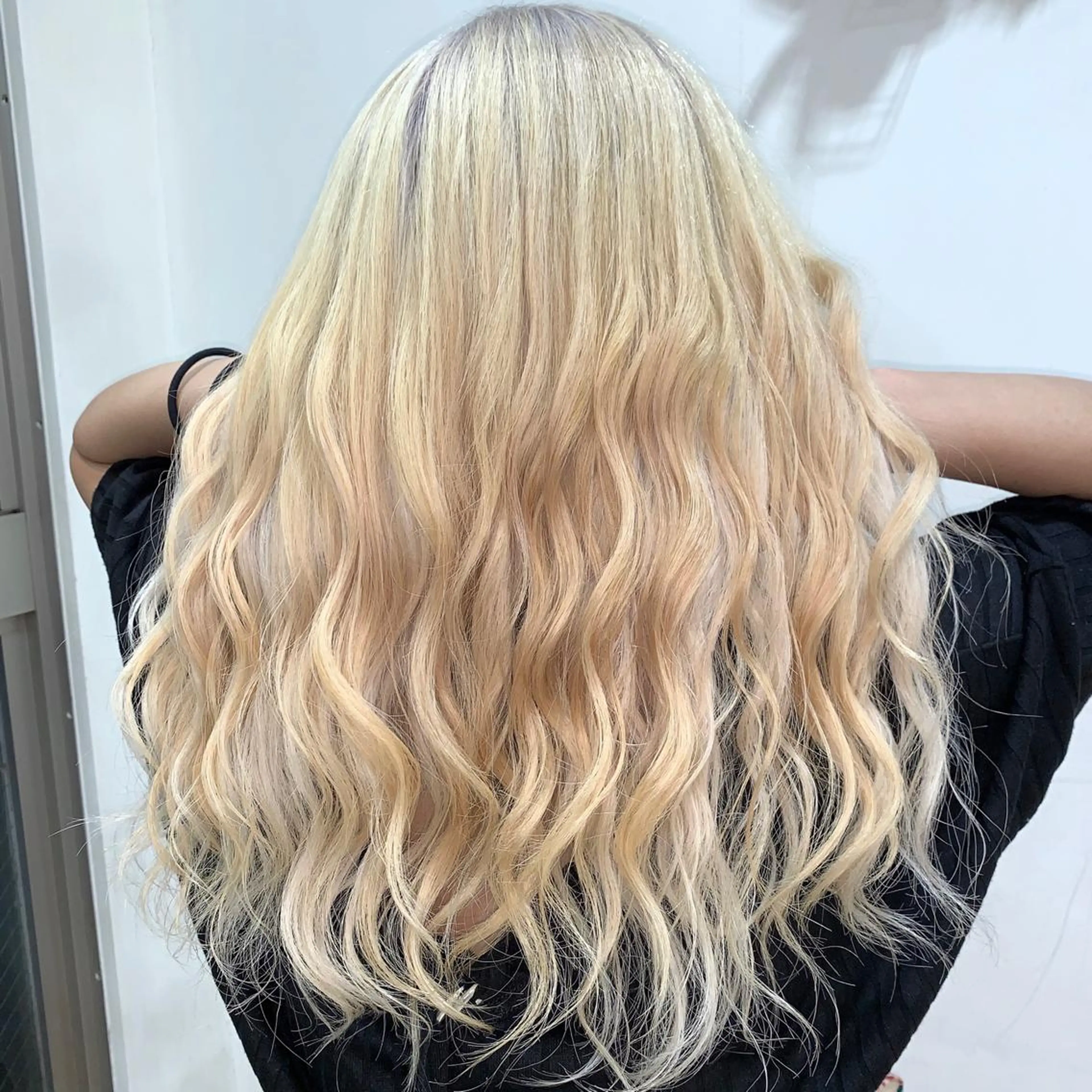 ロング カラー 抜きっぱなしブロンド ブロンド mimiiy梅田 中崎町ハイトーンのヘアスタイル
