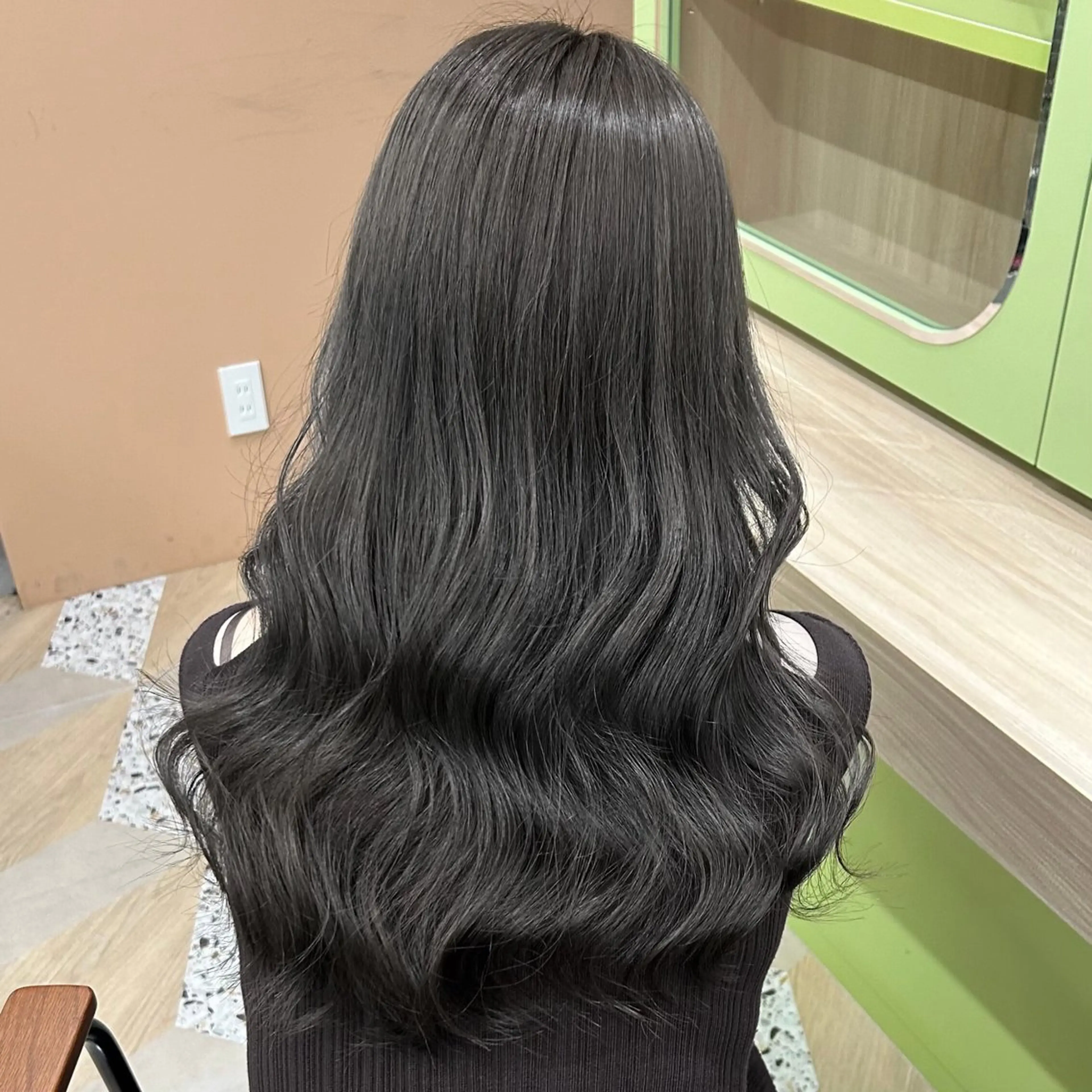ロング カット パーマ シオン/艶髪/ 暗髪カラーのヘアスタイル