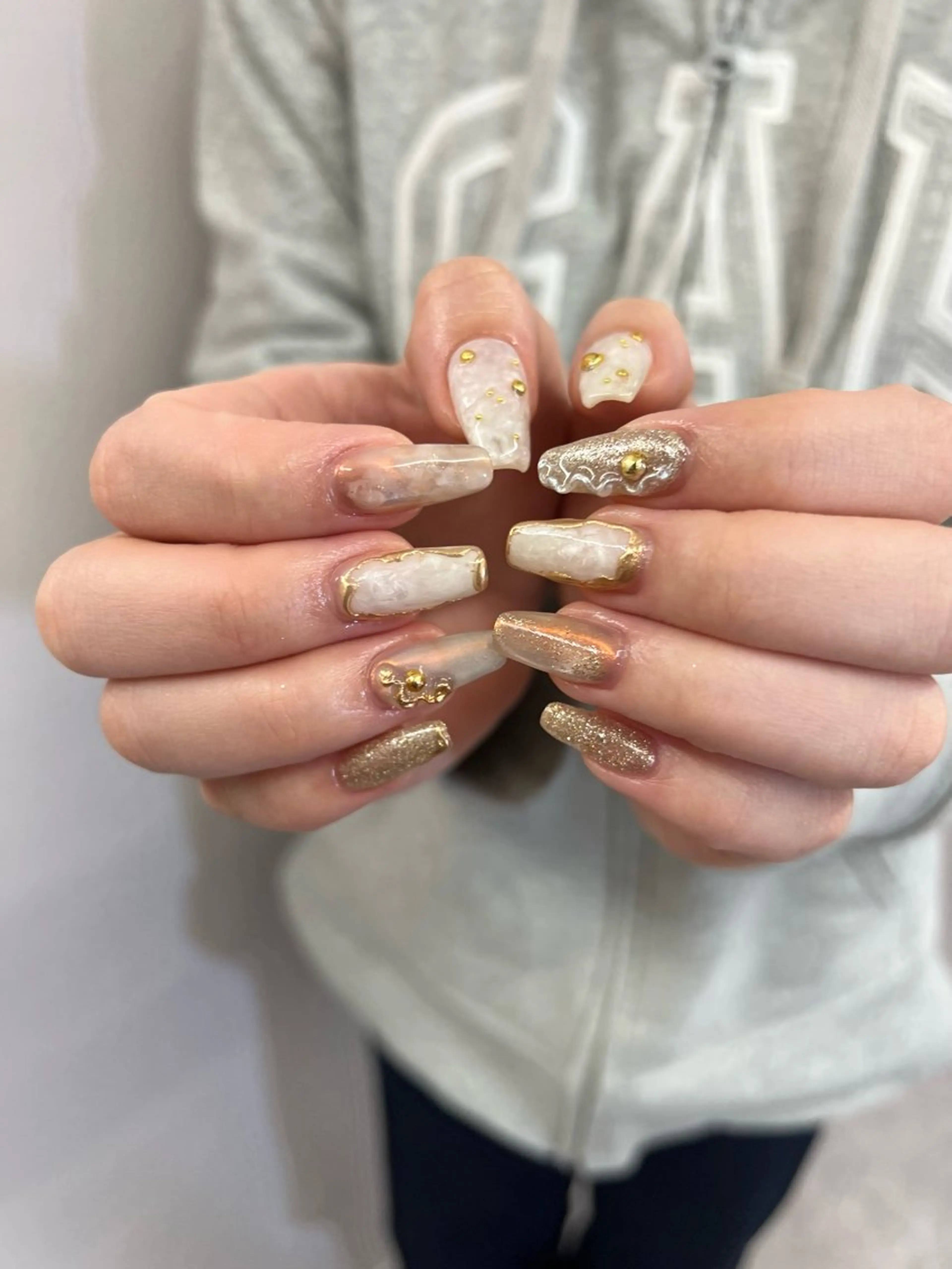 ネイル 成人式 フレンチネイル ジェルネイル ゴールド マグネットネイル ハンドネイル ハンドケア Bana_ Nailのネイルデザイン