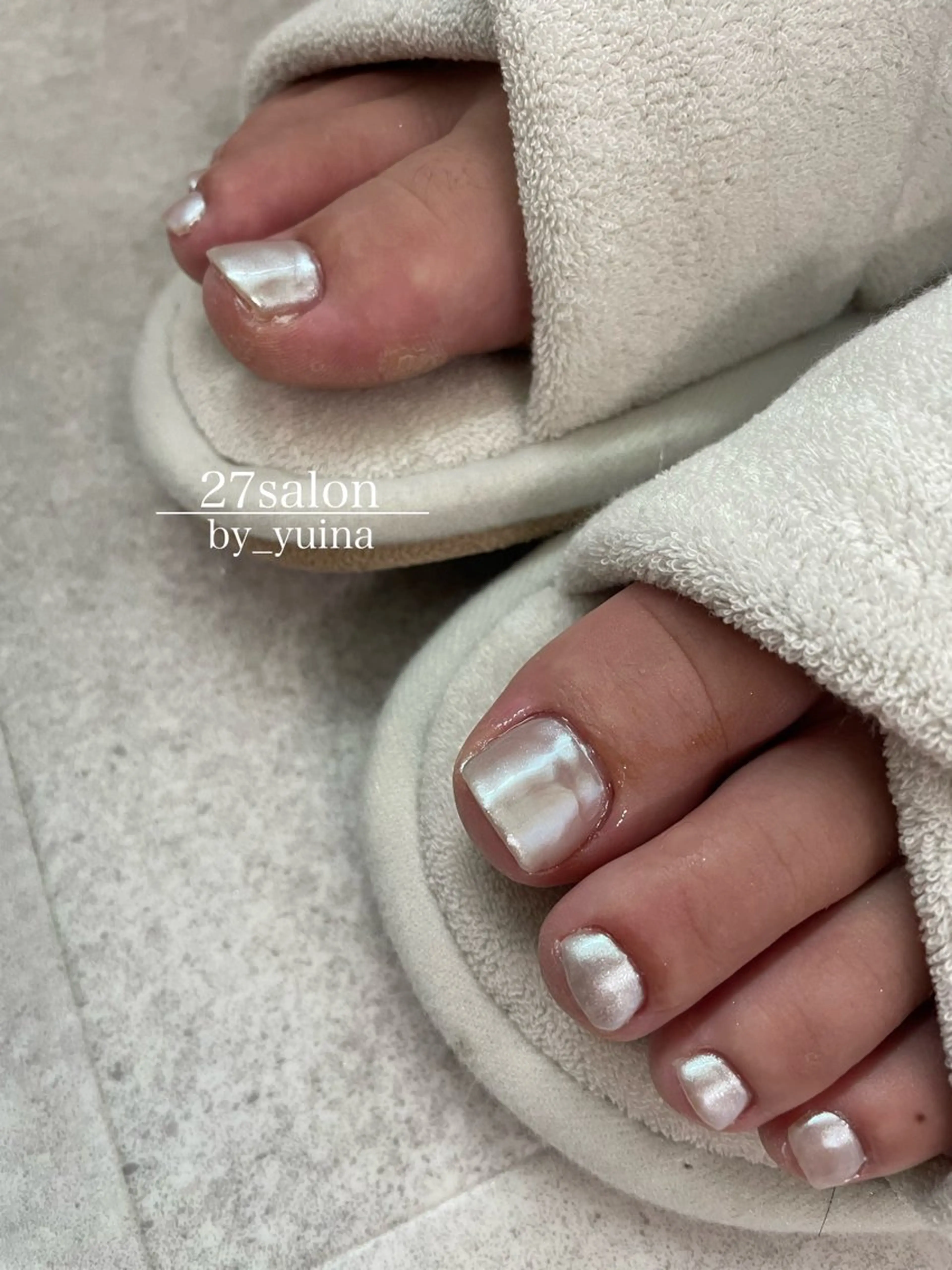 ネイル オーロラネイル フットネイル ホワイト フットネイル 27salon yuinaのネイルデザイン