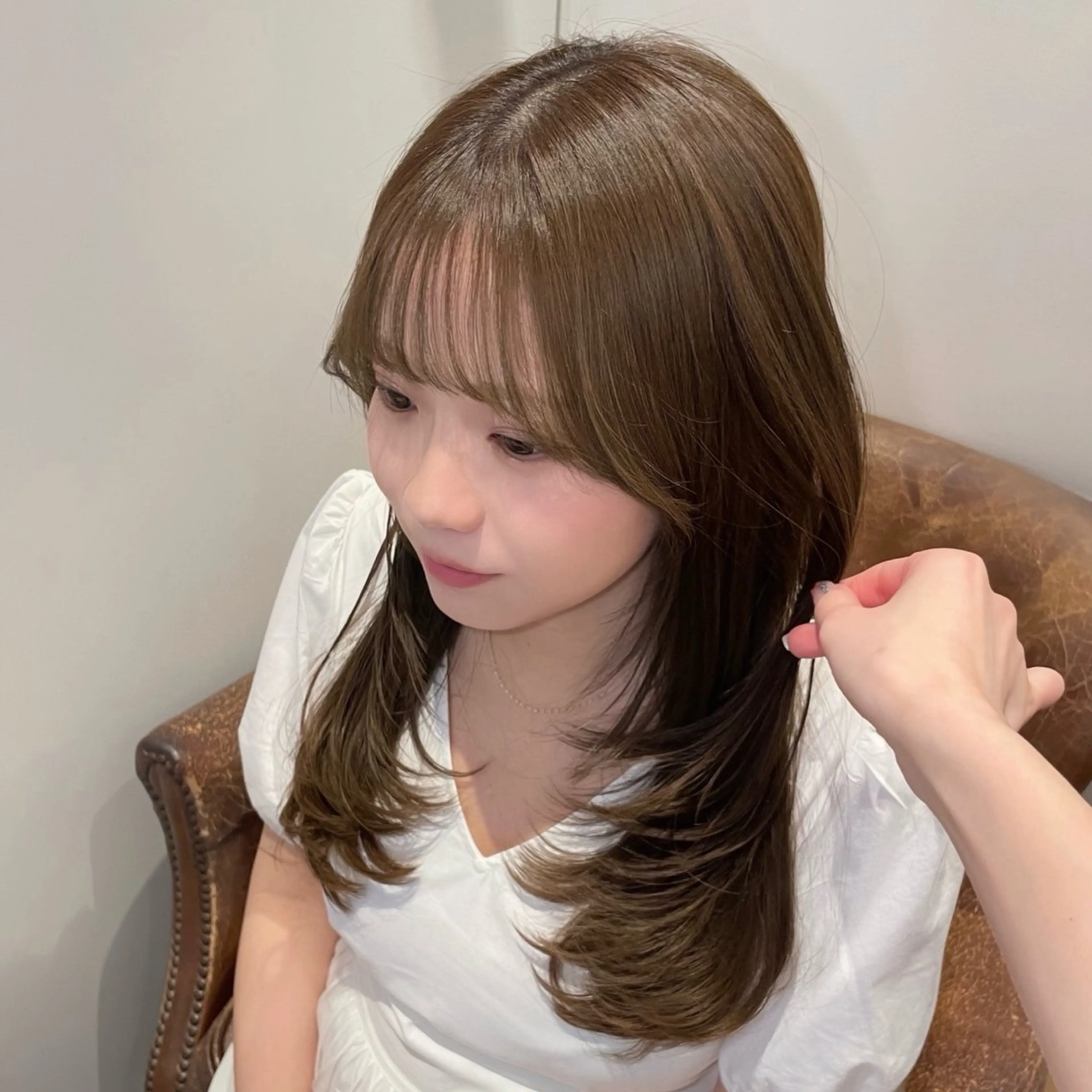 セミロング レイヤーカット 小顔カット カット ヘアカラー レイヤー/抜け感カラ ーAI🫧🎀のヘアスタイル