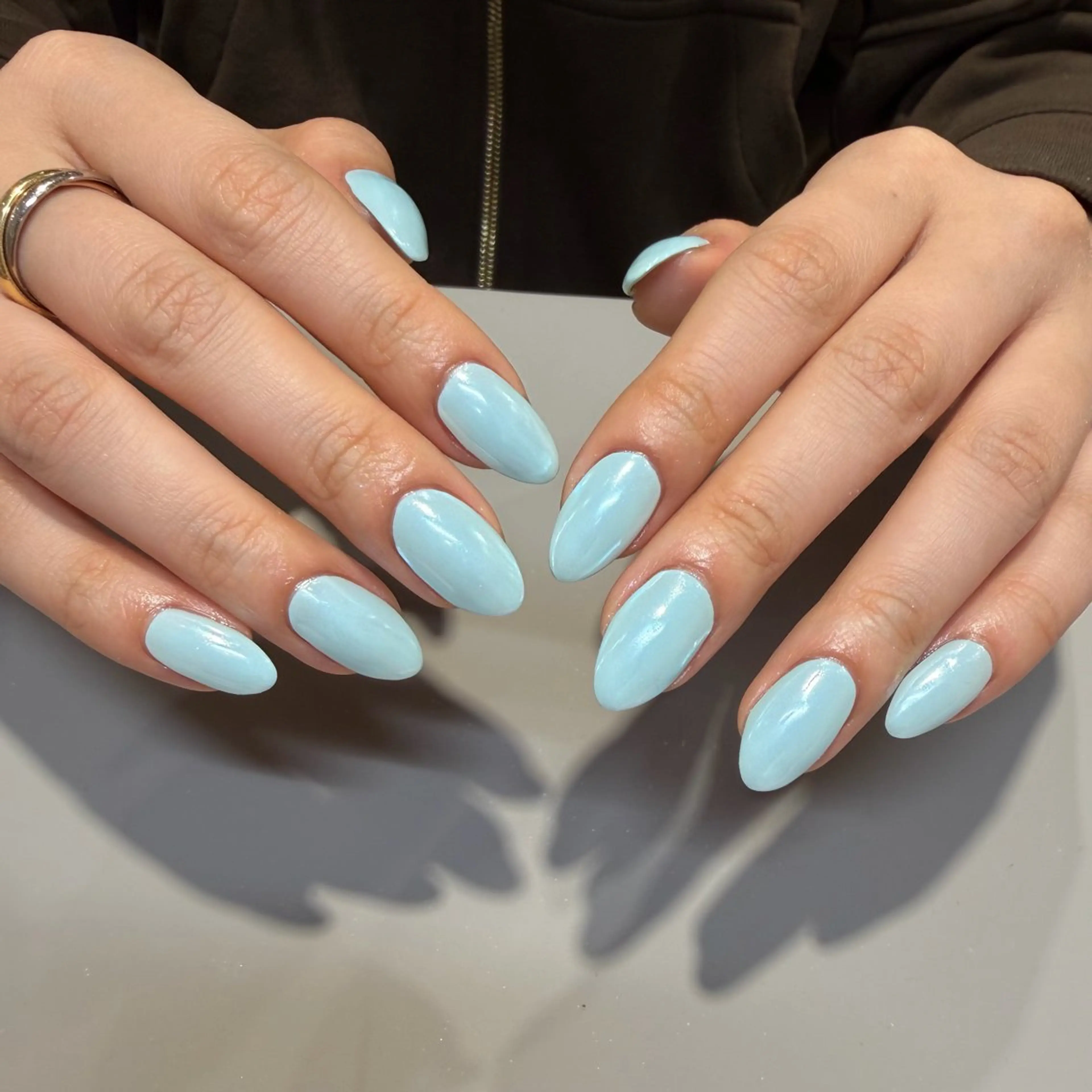 ネイル オーロラネイル ブルー ホワイト ハンドネイル 小野澤 紗智のネイルデザイン