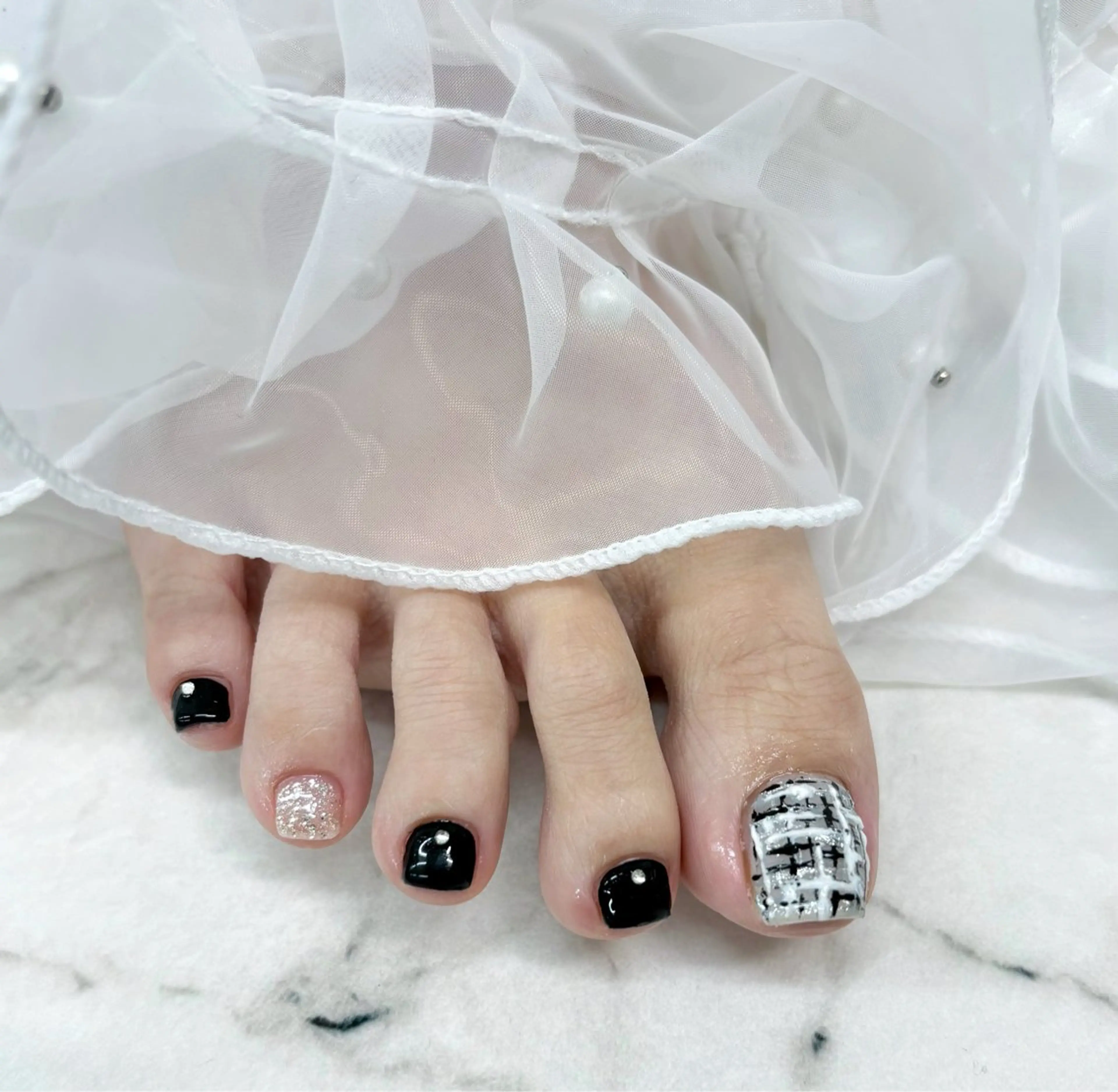 ネイル ツイードネイル フットネイル 秋元 琴音のネイルデザイン