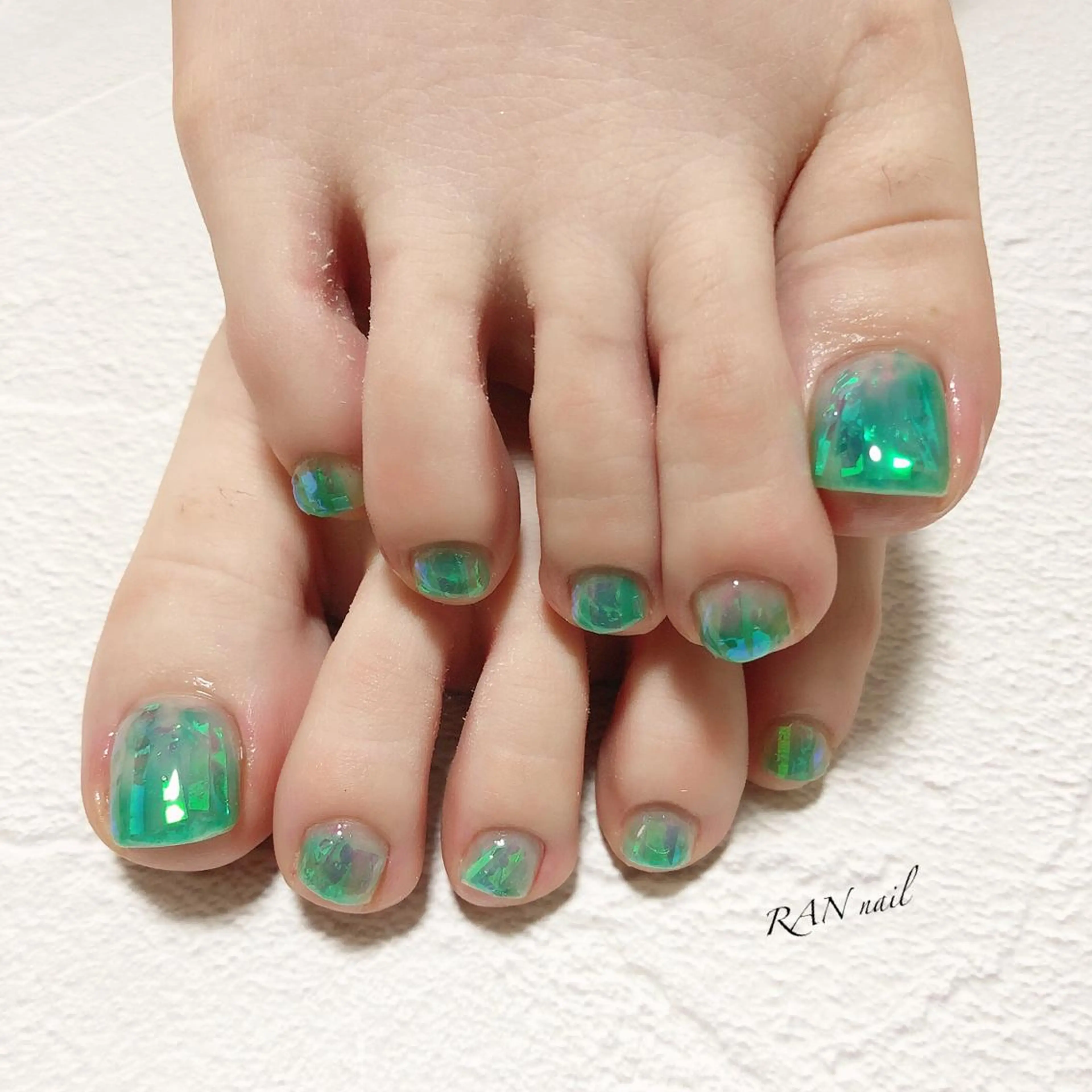 ネイル オーロラネイル フットネイル グリーン 氷ネイル・うるうるネイル ラメ(グリッター) RAN nail 〜ランネイル〜所属・RAN nailのネイルデザイン