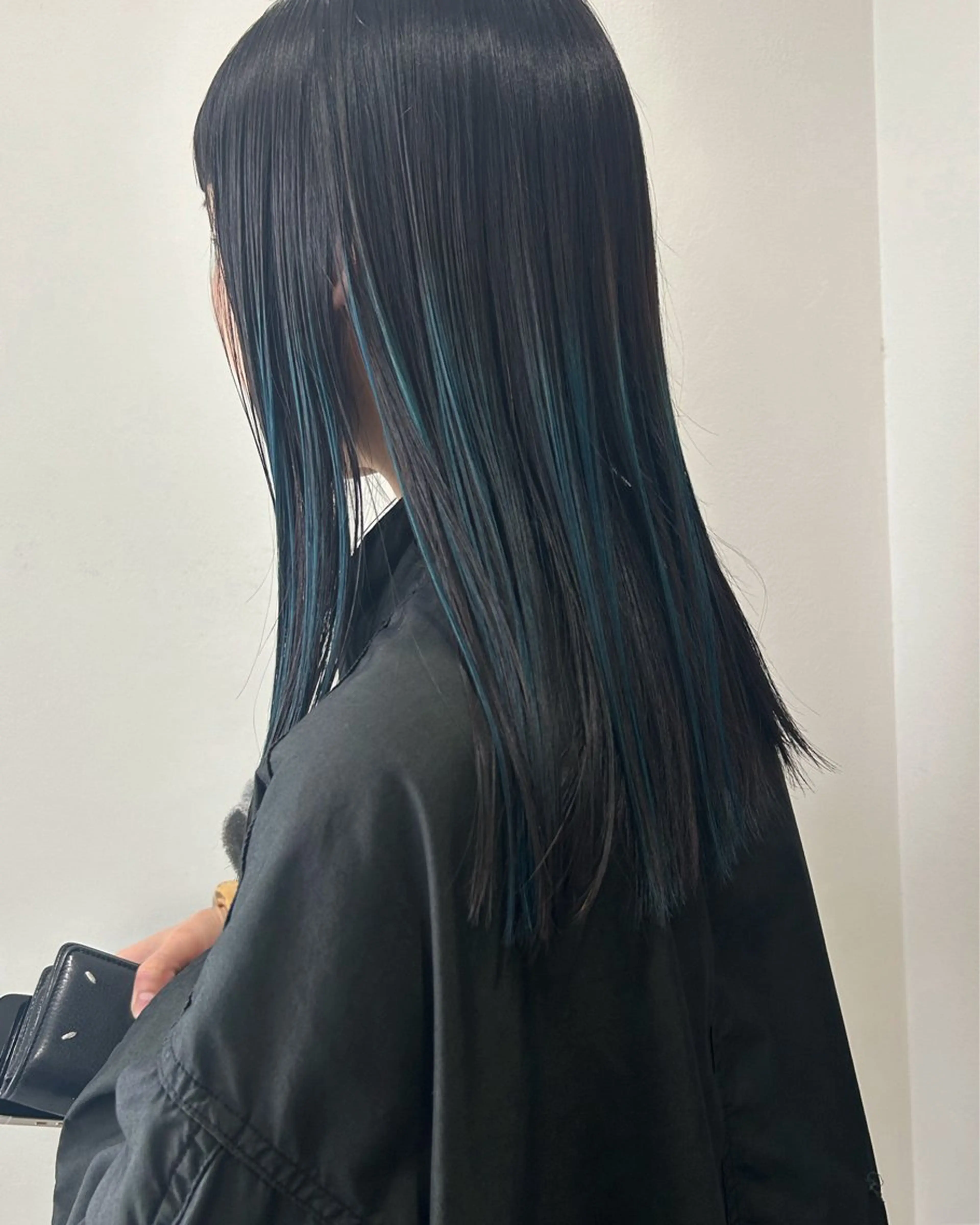 セミロング カラー ブルーカラー ハイライトカラー ハイライト カット ヘアカラー トリートメント Loom.所属・村上雅人 ナチュラルモードのヘアスタイル