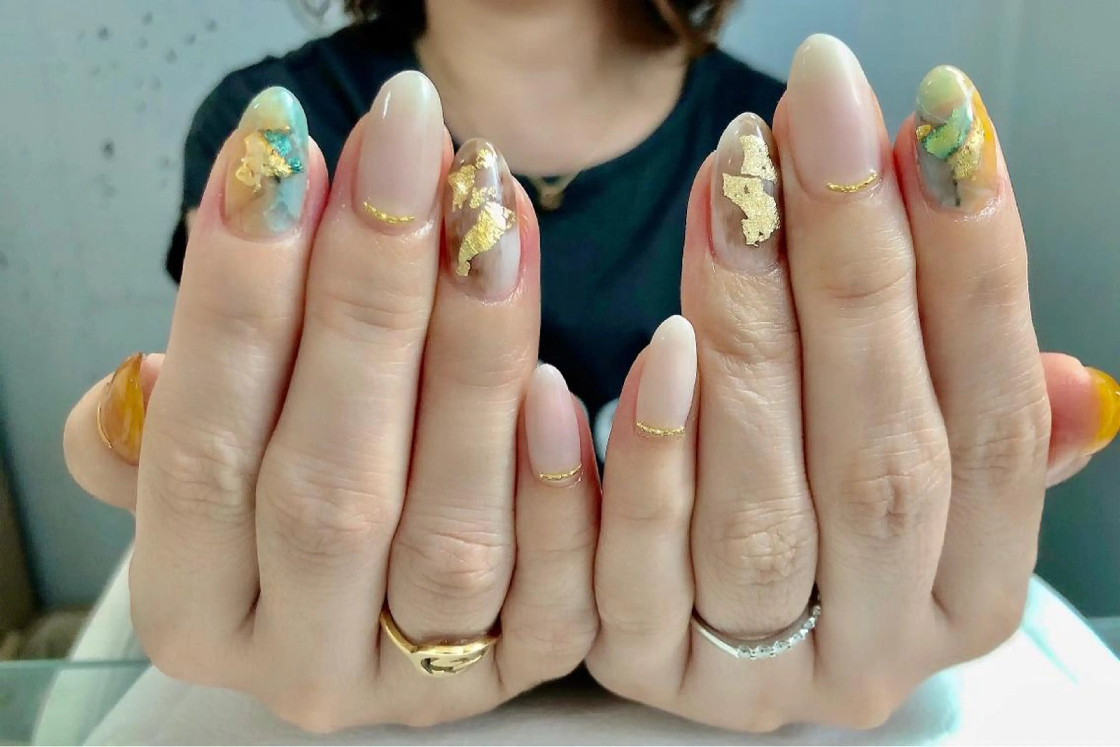 ワンカラー+アート4本(片手2本ずつ)の写真