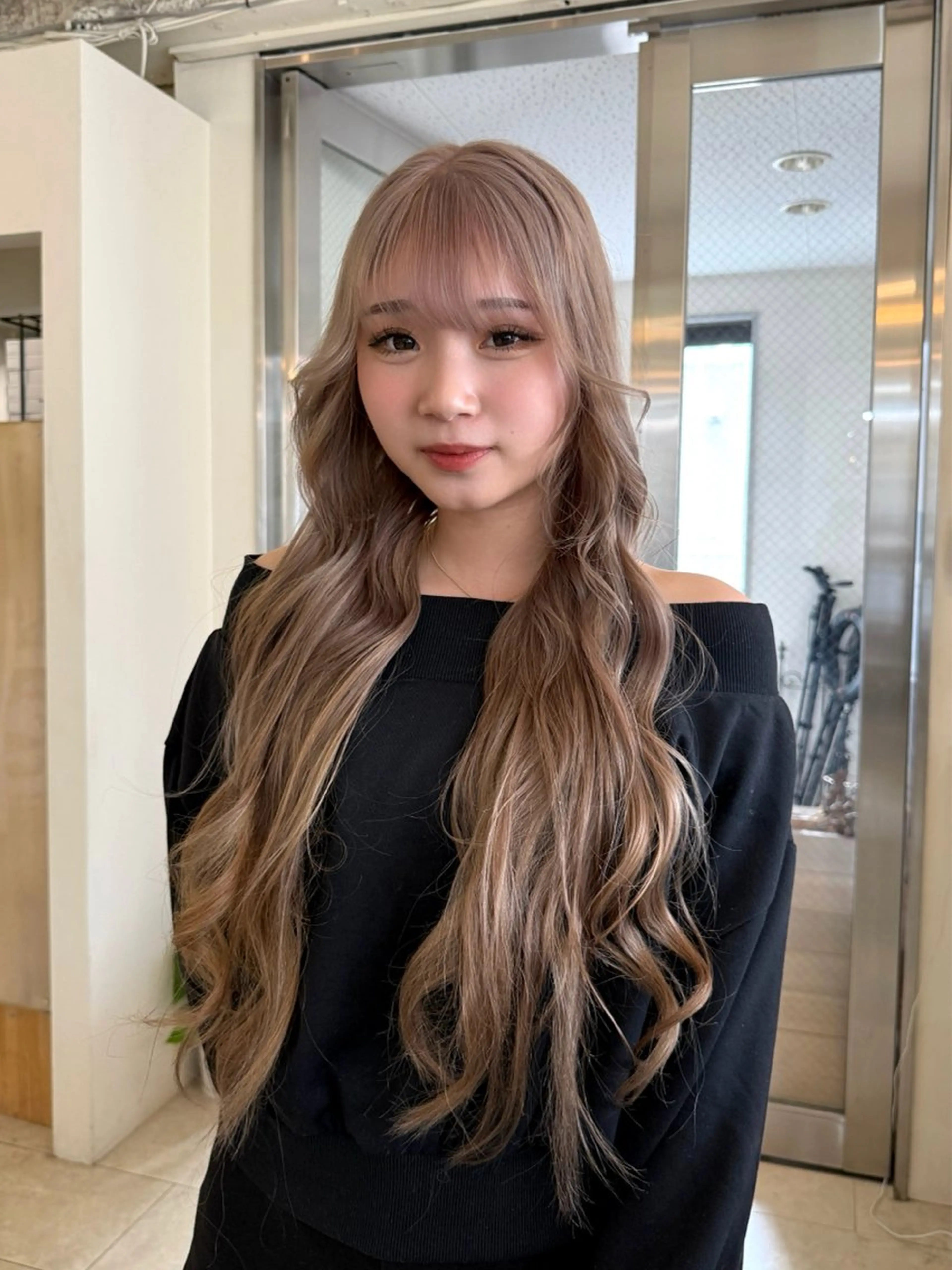 ロング Maho/海外 レイヤー/ハイトーンのヘアスタイル