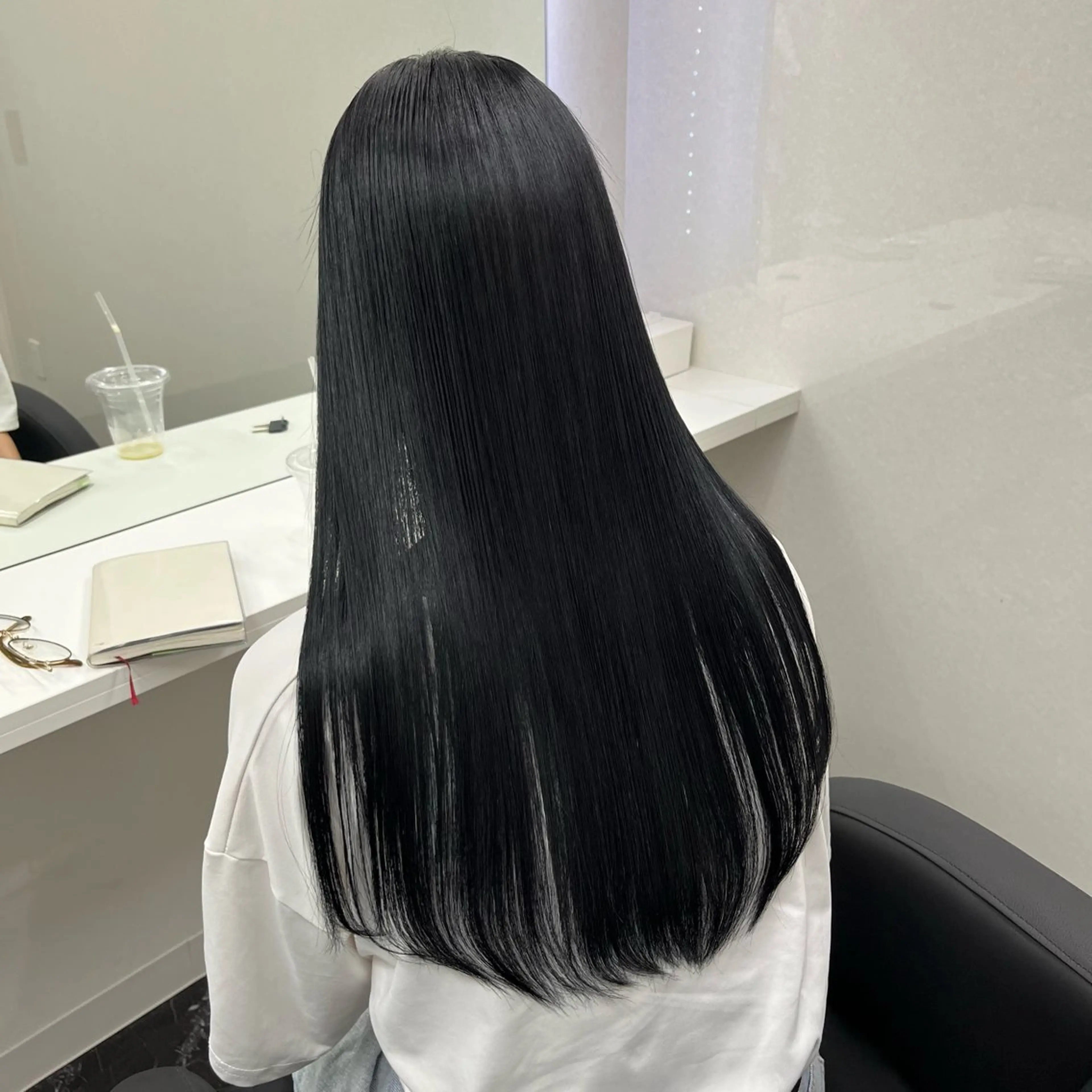 セミロング カラー ベージュカラー 黒髪 ブリーチ ブルーカラー ブルーブラック ヘアカラー トリートメント ハイトーン/ 髪質改善/上質艶髪のヘアスタイル