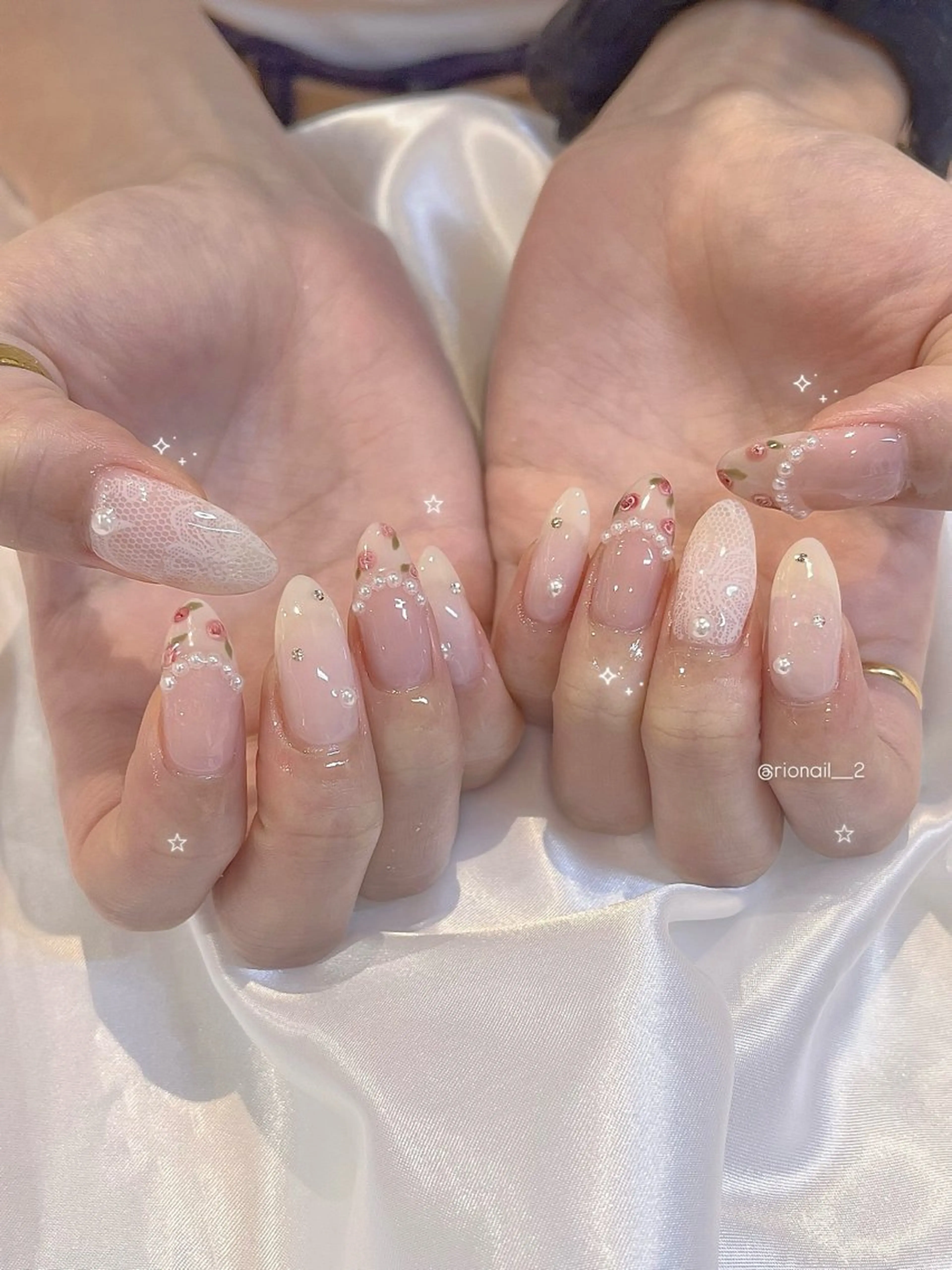 ネイル ハンドネイル 𝘙𝘪𝘰𝘯𝘢 ...🕯🤍のネイルデザイン