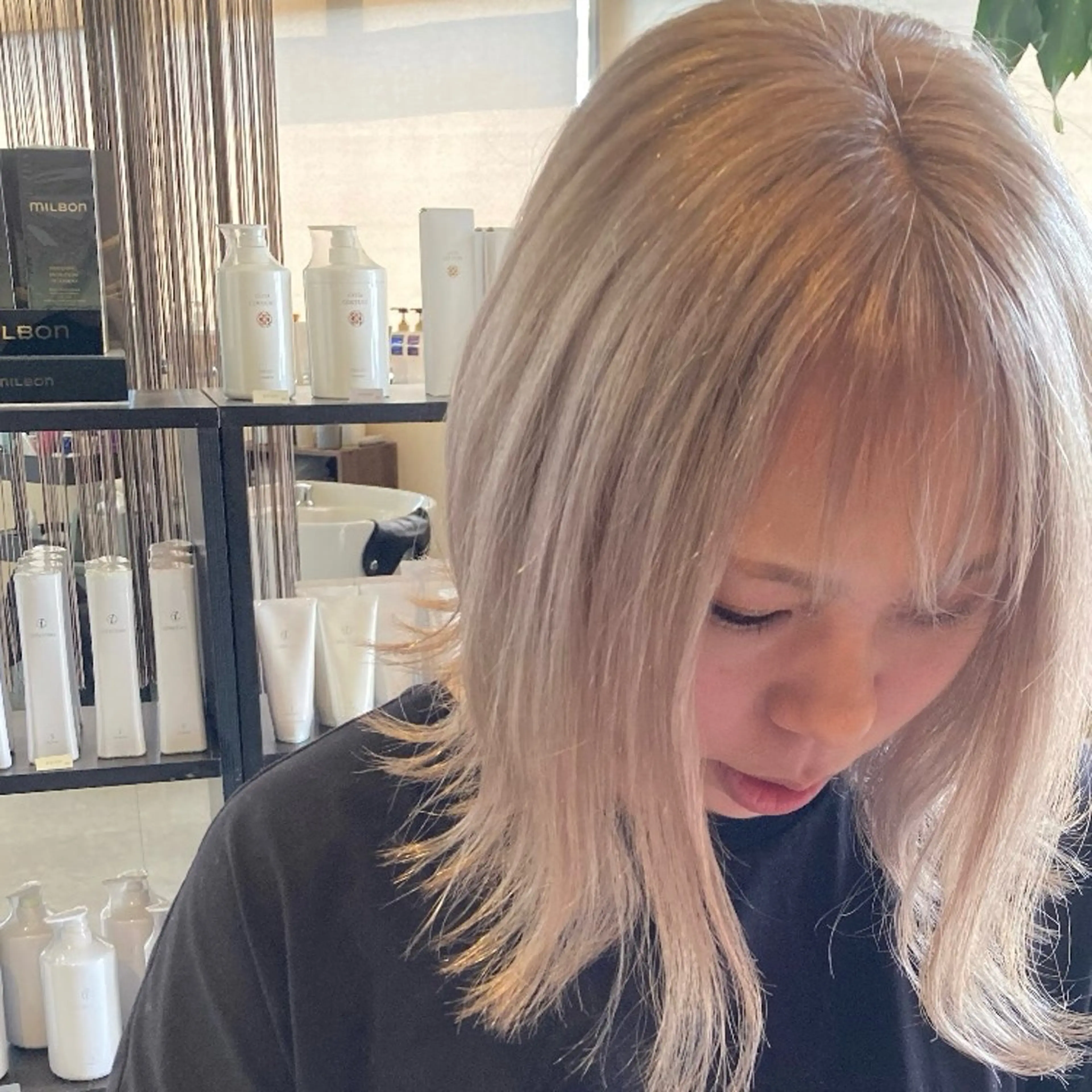 セミロング カラー ブロンド ホワイトブロンド 外ハネヘア ヘアカラー 前田 知輝のヘアスタイル