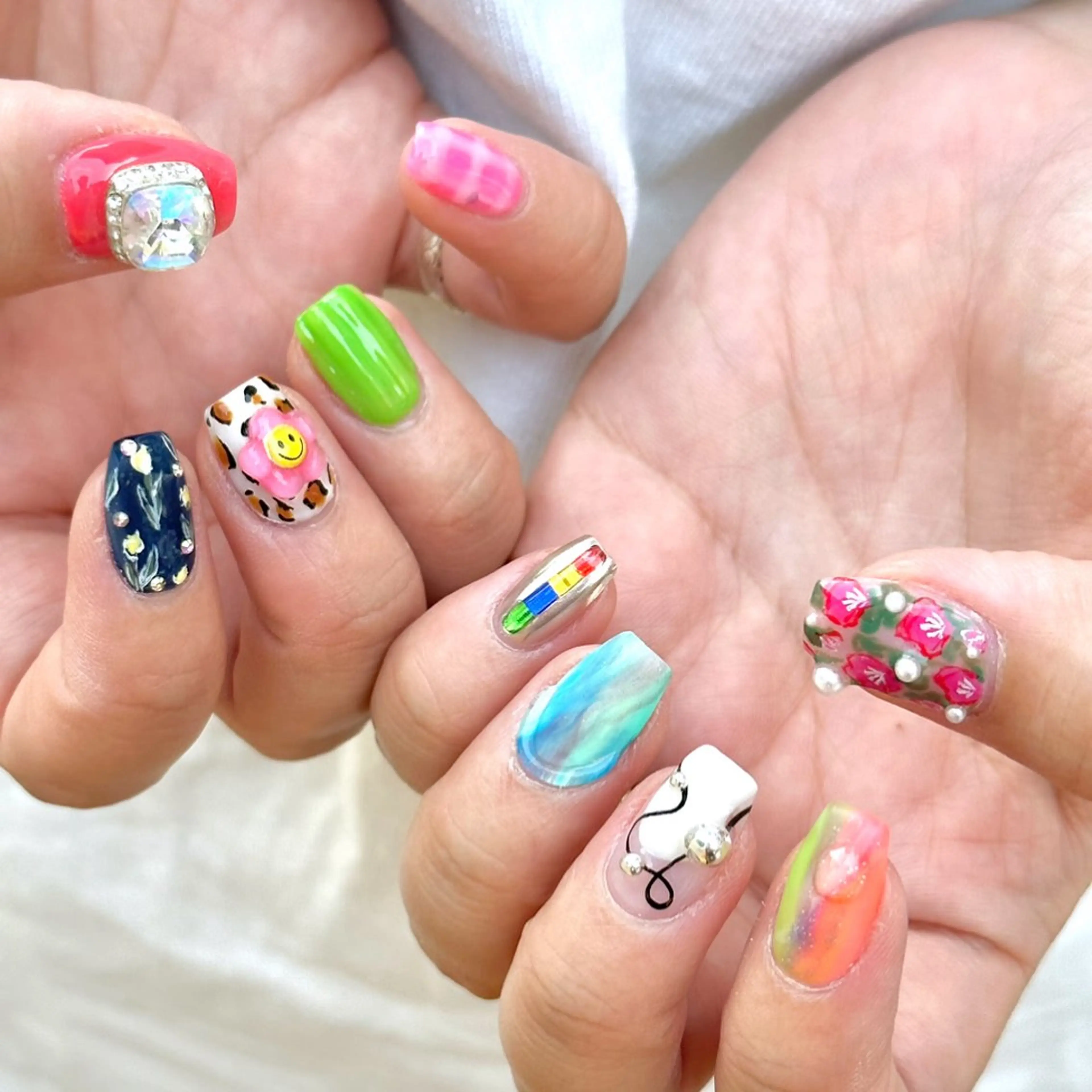 ネイル ハンドネイル OKIKA所属・【OKIKA】 らん🦖🌈🧡のマツエク・マツパデザイン