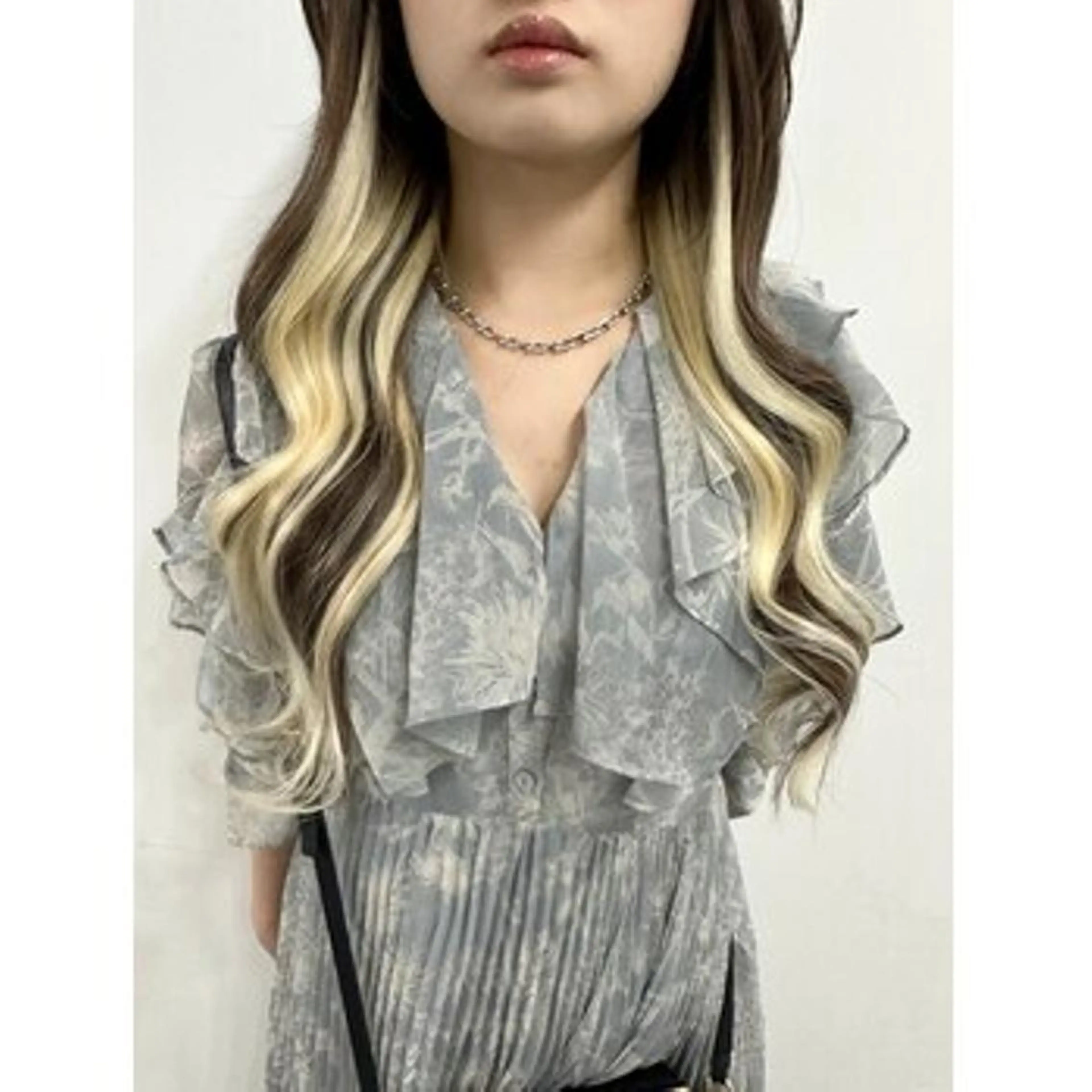 カラー ヘアアレンジ ロング シールエクステ アディクシーカラー バレイヤージュ 黒髪 ブリーチ エクステ LuciAのヘアスタイル