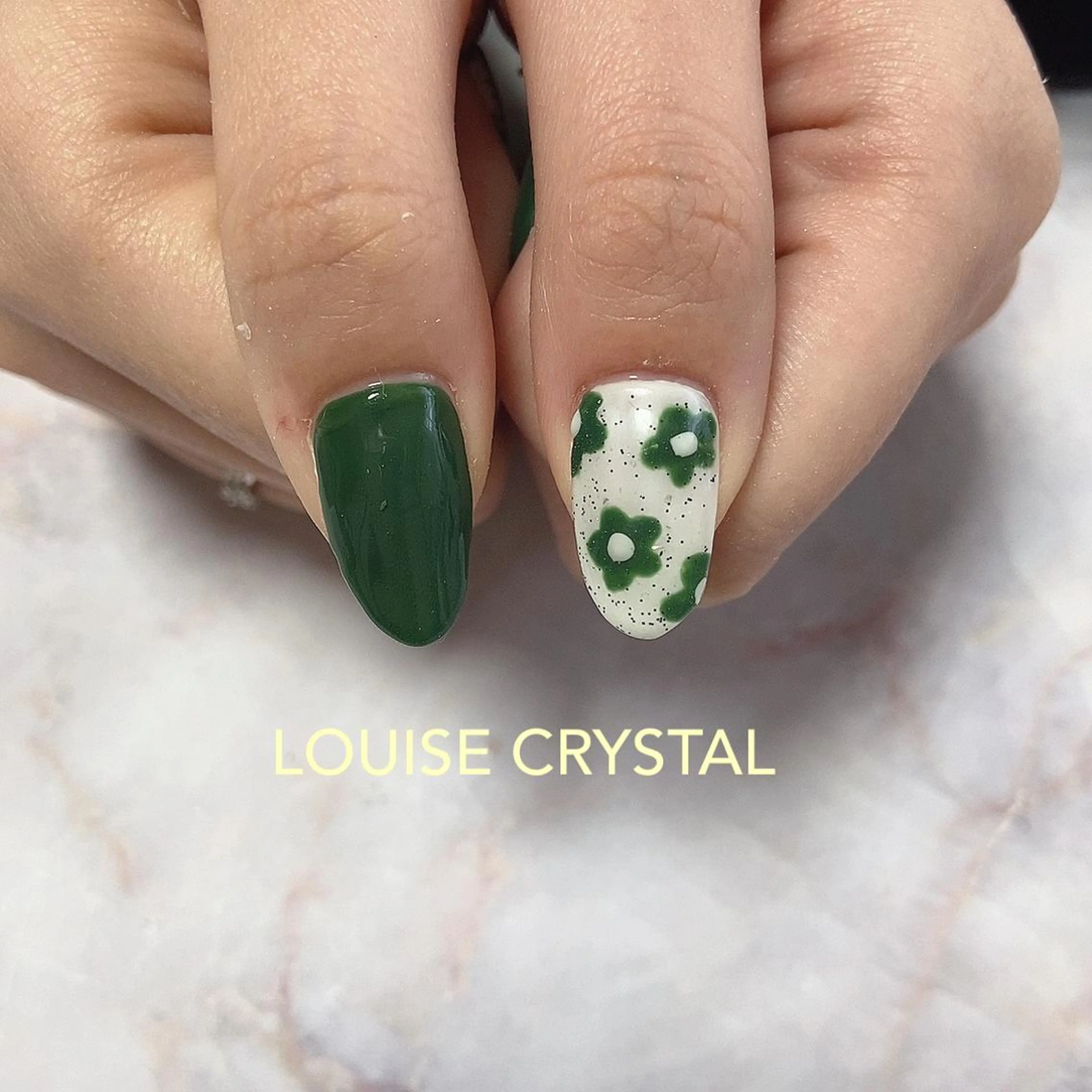 ネイル ハンドネイル LOUISE CRYSTALのネイルデザイン