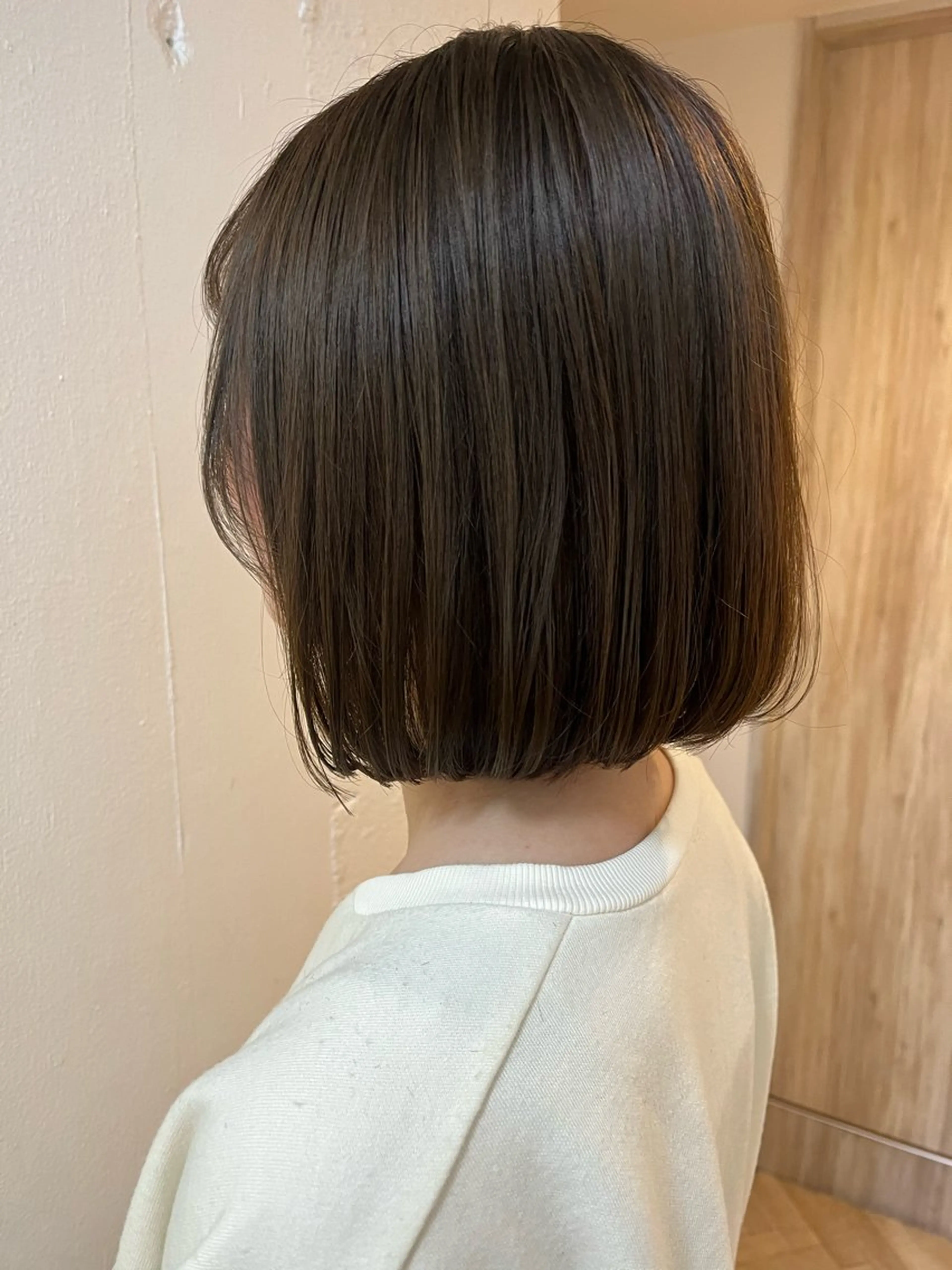 ミディアム カラー 切りっぱなしボブ ベージュカラー オリーブベージュ ボブ 韓国風ヘア 透明感カラー/ 髪質改善/ストレートのヘアスタイル