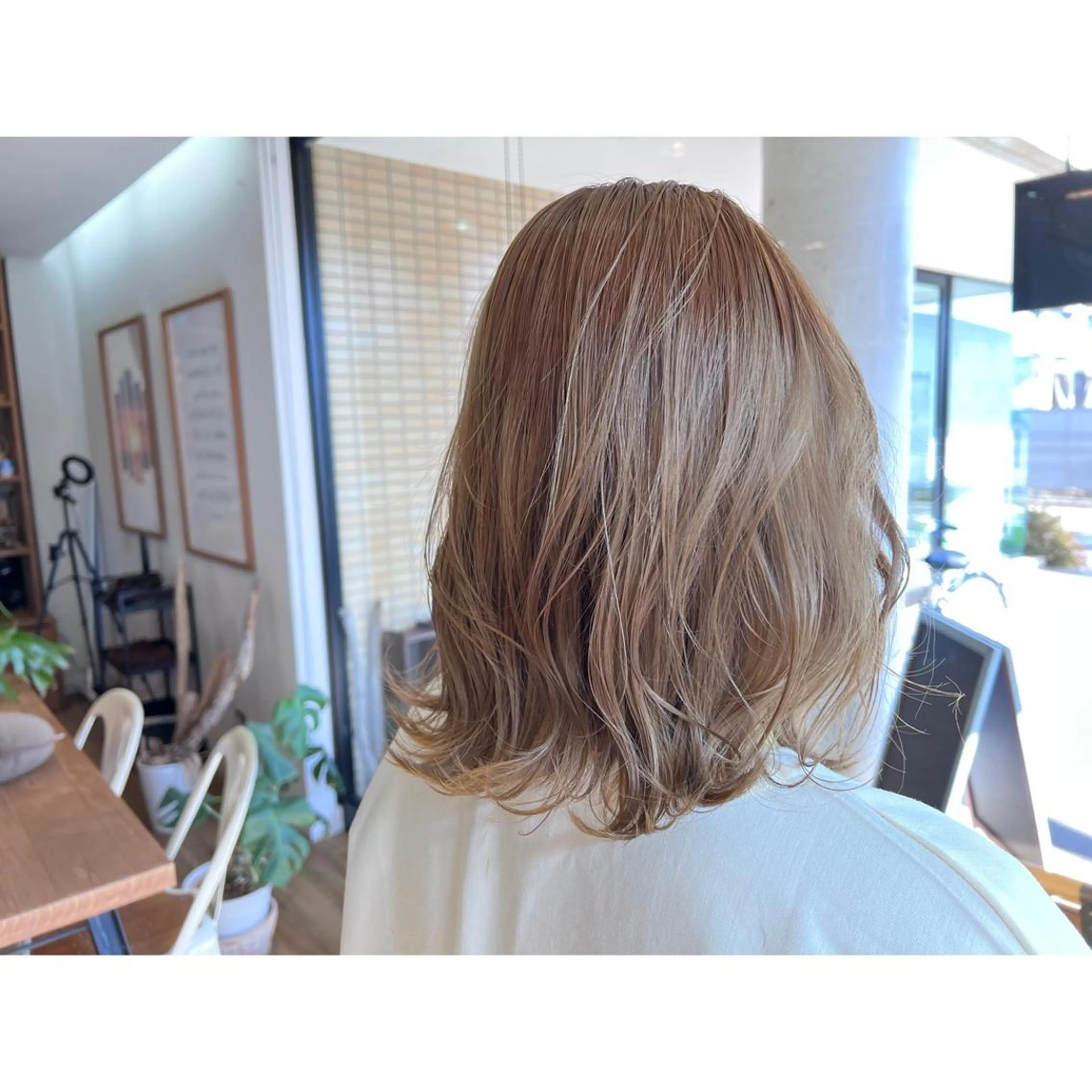 ミディアム カラー ベージュカラー ブリーチ ヘアカラー トリートメント ツキダテ ユイのヘアスタイル
