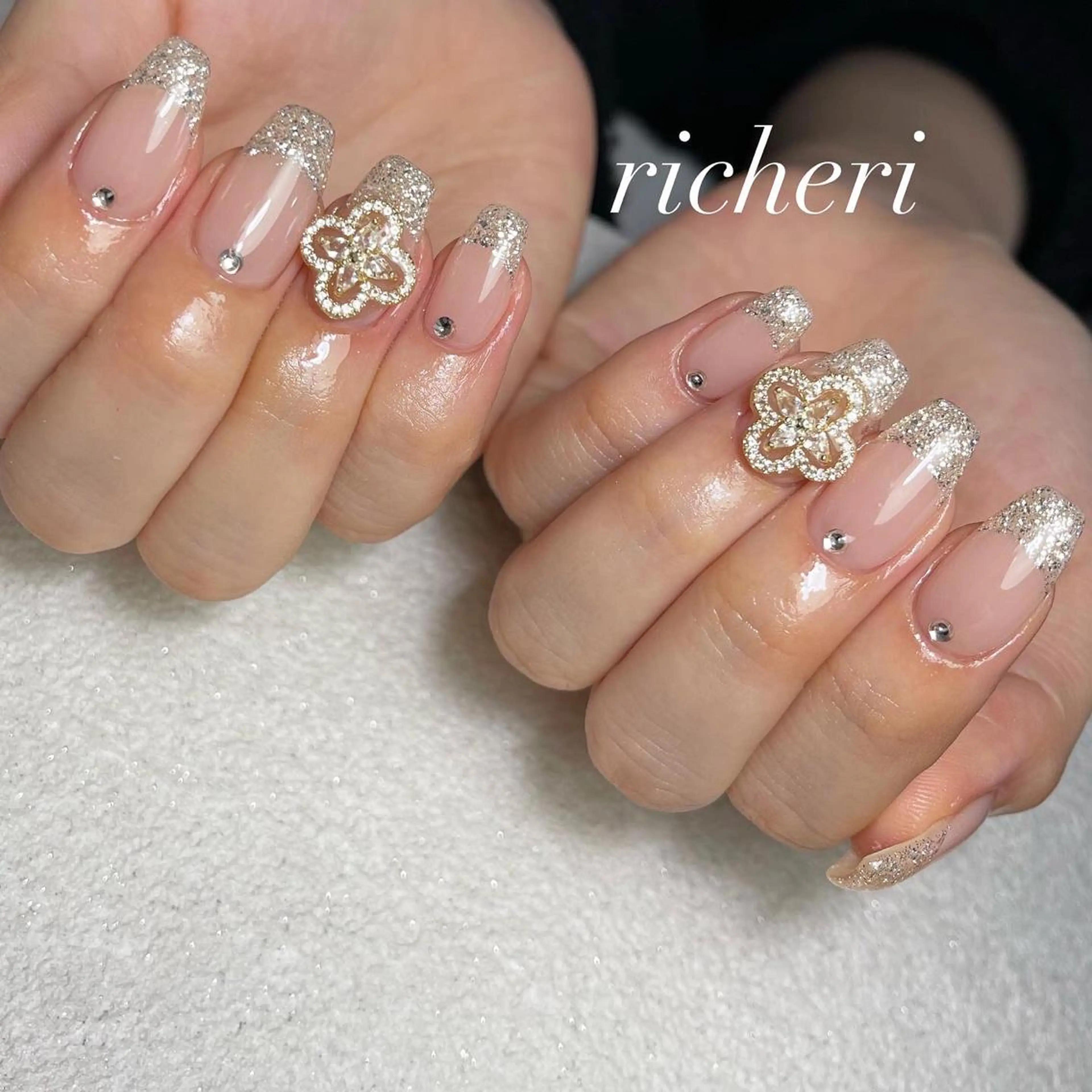 ミディアム ネイル 桜ネイル フレンチネイル ジェルネイル グラデーション キラキラネイル richeri beautyのエステ・リラクイメージ