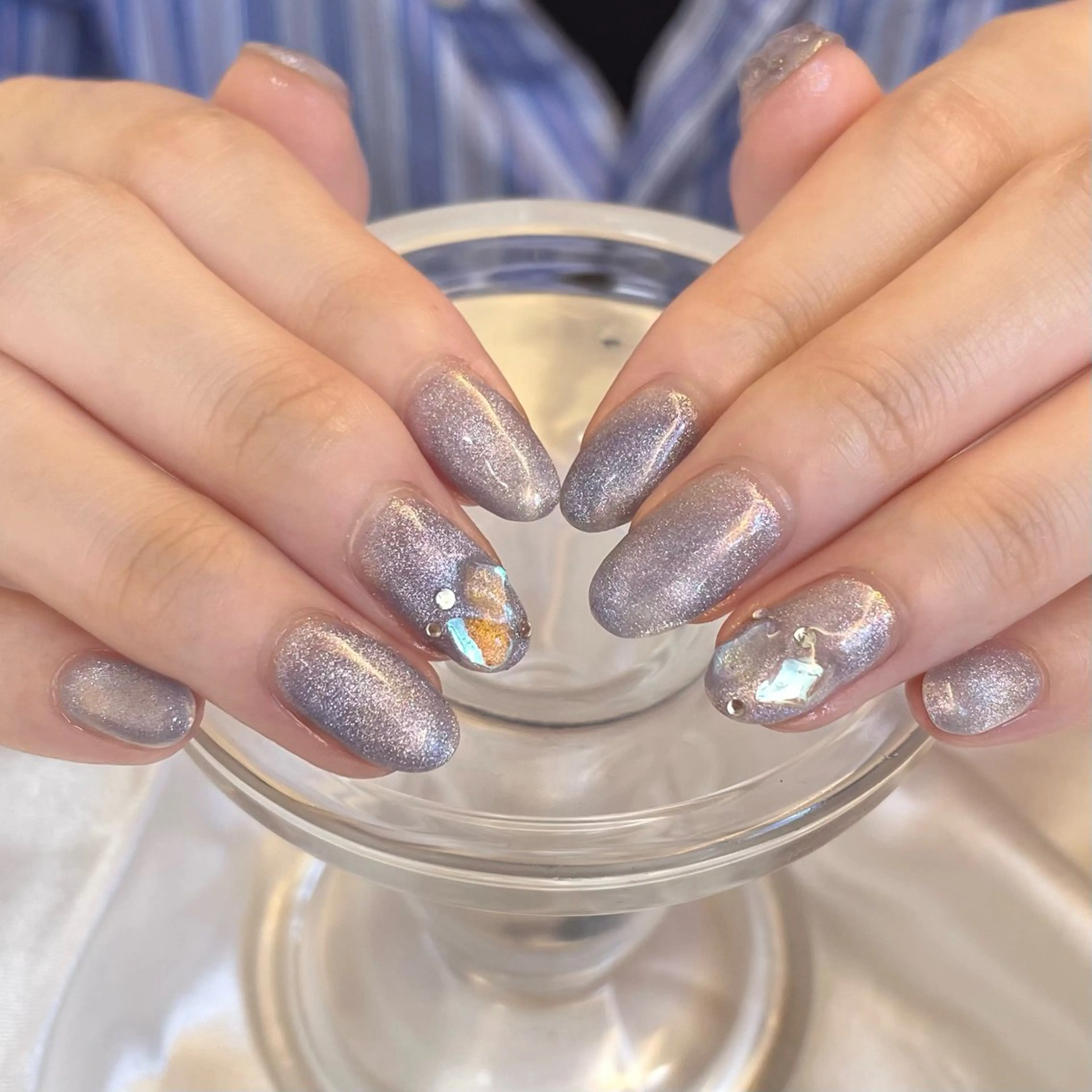 ネイル オーロラネイル ブルー キラキラネイル ミラーネイル ハンドネイル Agapi所属・Agapi💐 momoのネイルデザイン