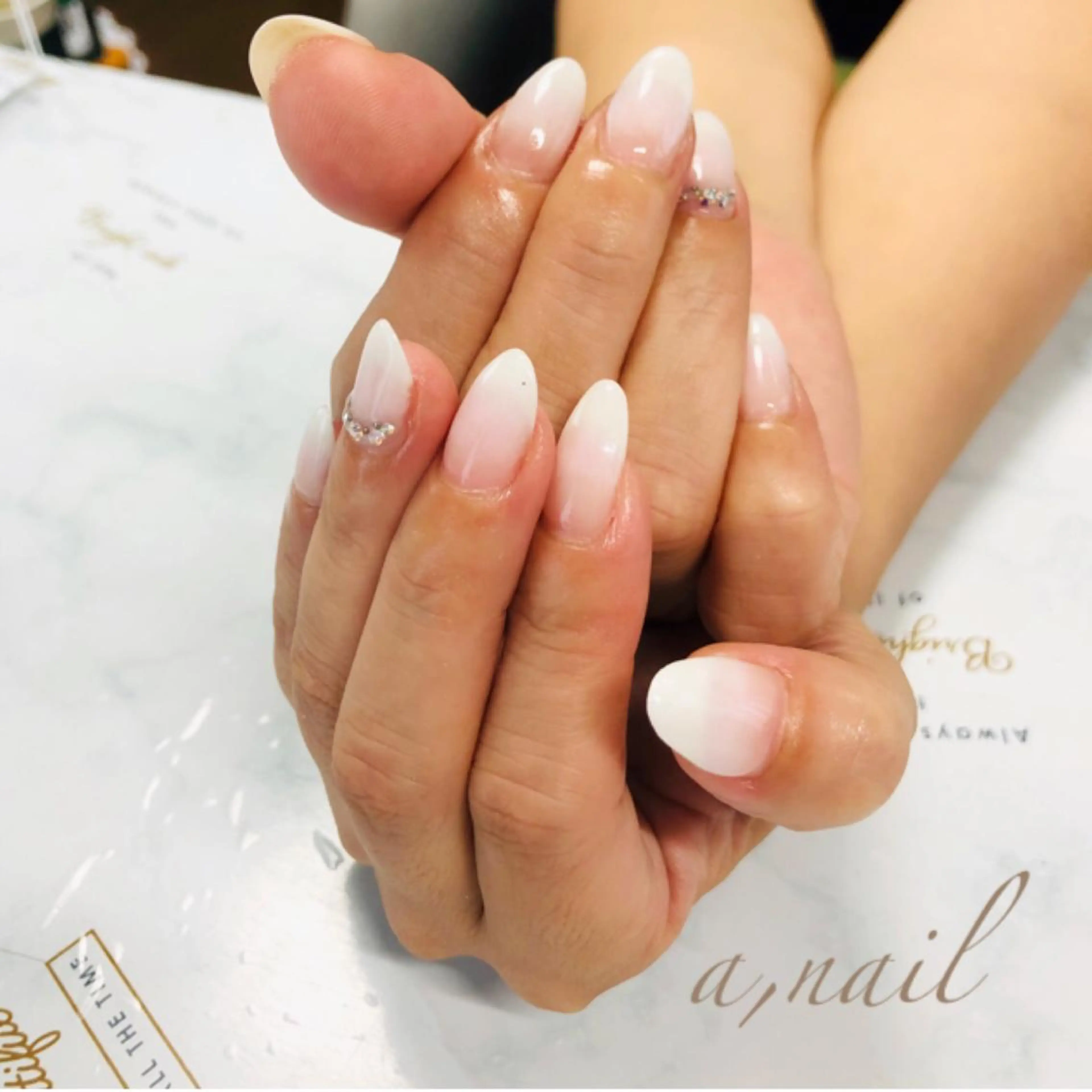 ネイル フットネイル ジェルネイル グラデーション ラメ(グリッター) ラメグラデーション ハンドネイル ネイルサロン エーネイルのネイルデザイン