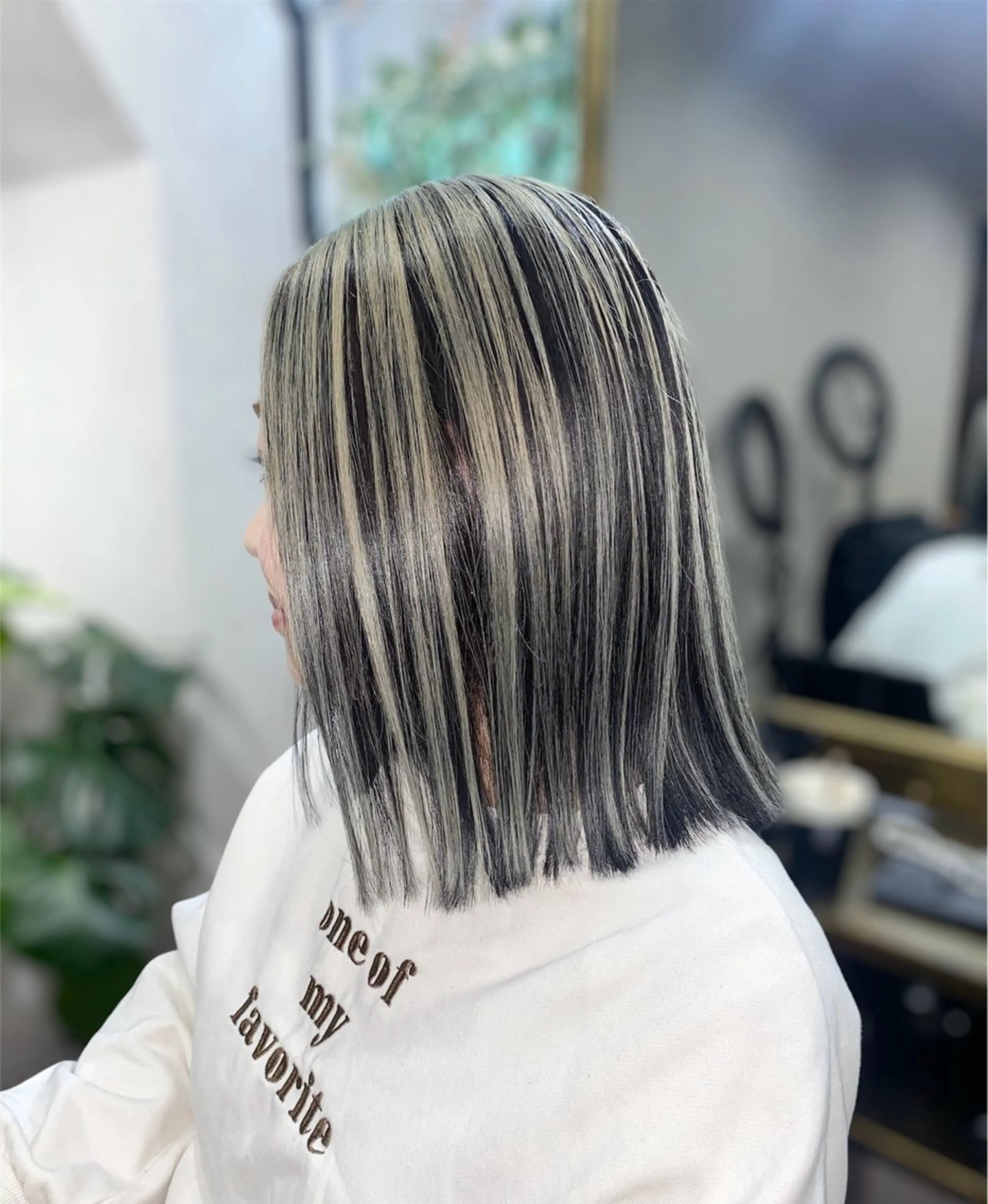 ミディアム カット ヘアカラー _White所属・ＳＨＩ ＺＵのヘアスタイル