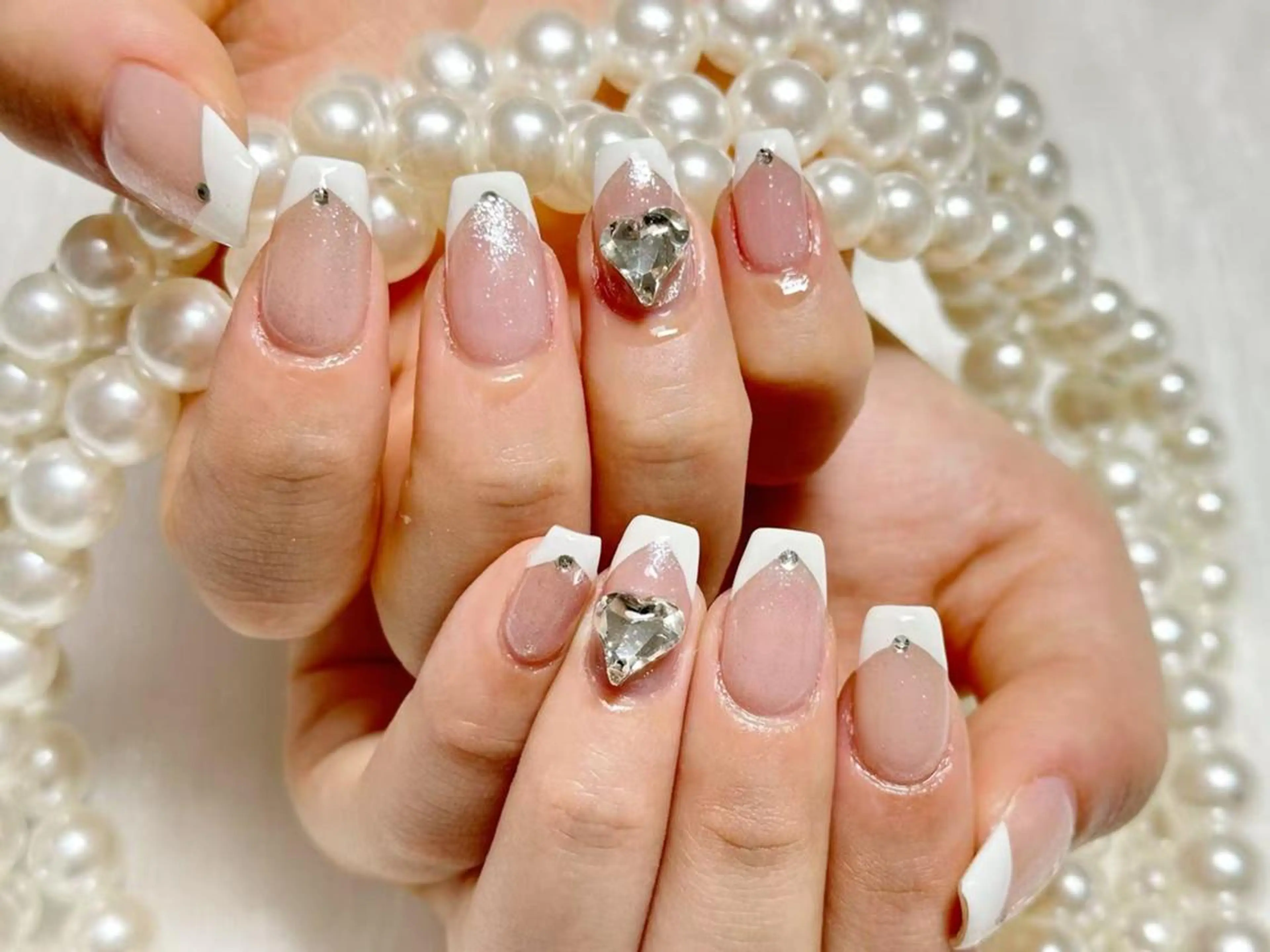 ネイル オーロラネイル 長さ出し フレンチネイル ガーリー キラキラネイル ハンドネイル Ru na🍳のネイルデザイン