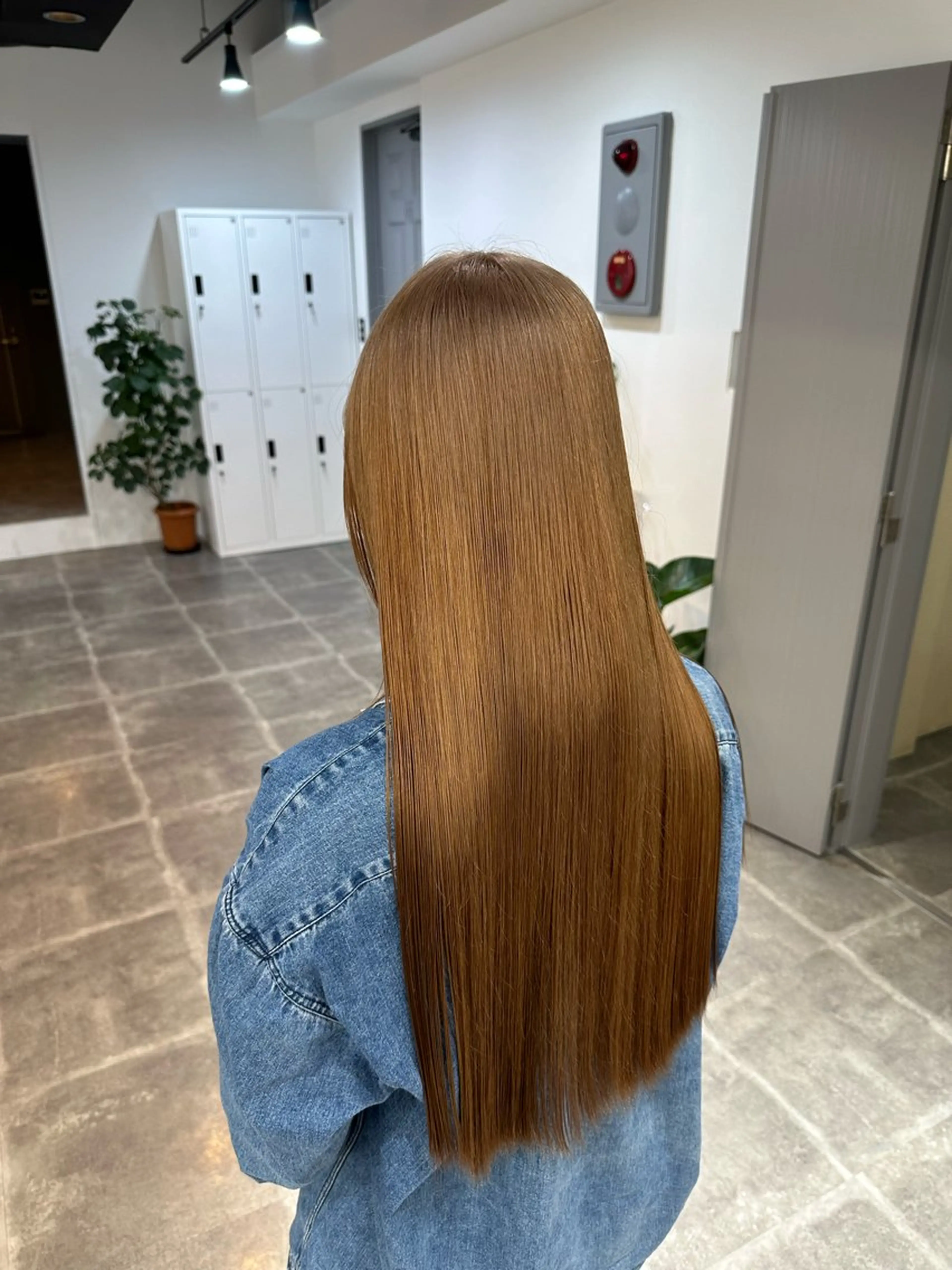 ロング カラー ベージュカラー ハイトーンカラー ミルクティーベージュ ロング ハイトーン/ 縮毛矯正のヘアスタイル