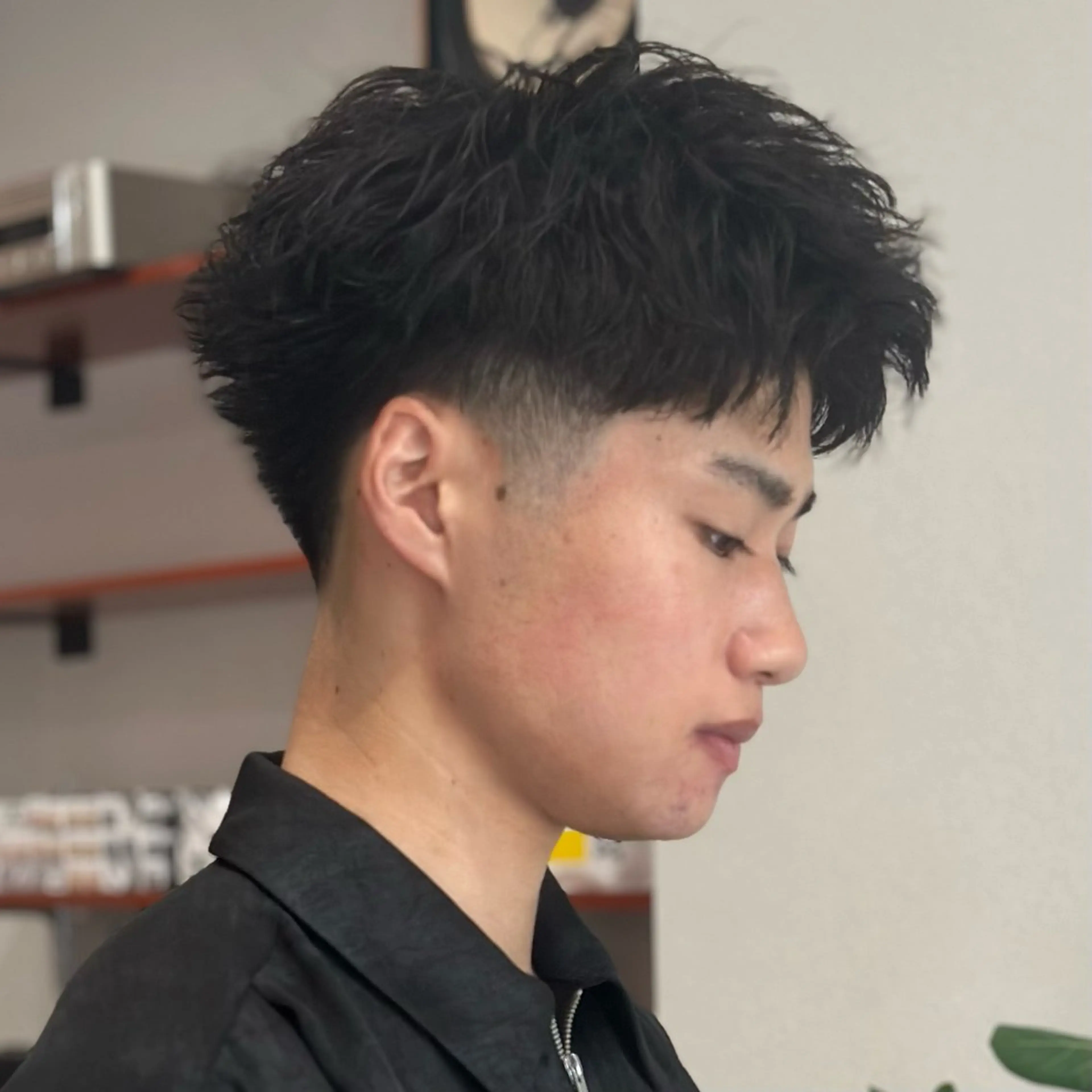 ショート パーマ メンズ メンズブリーチ センターパート フェードカット フェザーパーマ メンズハイライト 金山駅前メンズカット モデル募集 青島永透のヘアスタイル