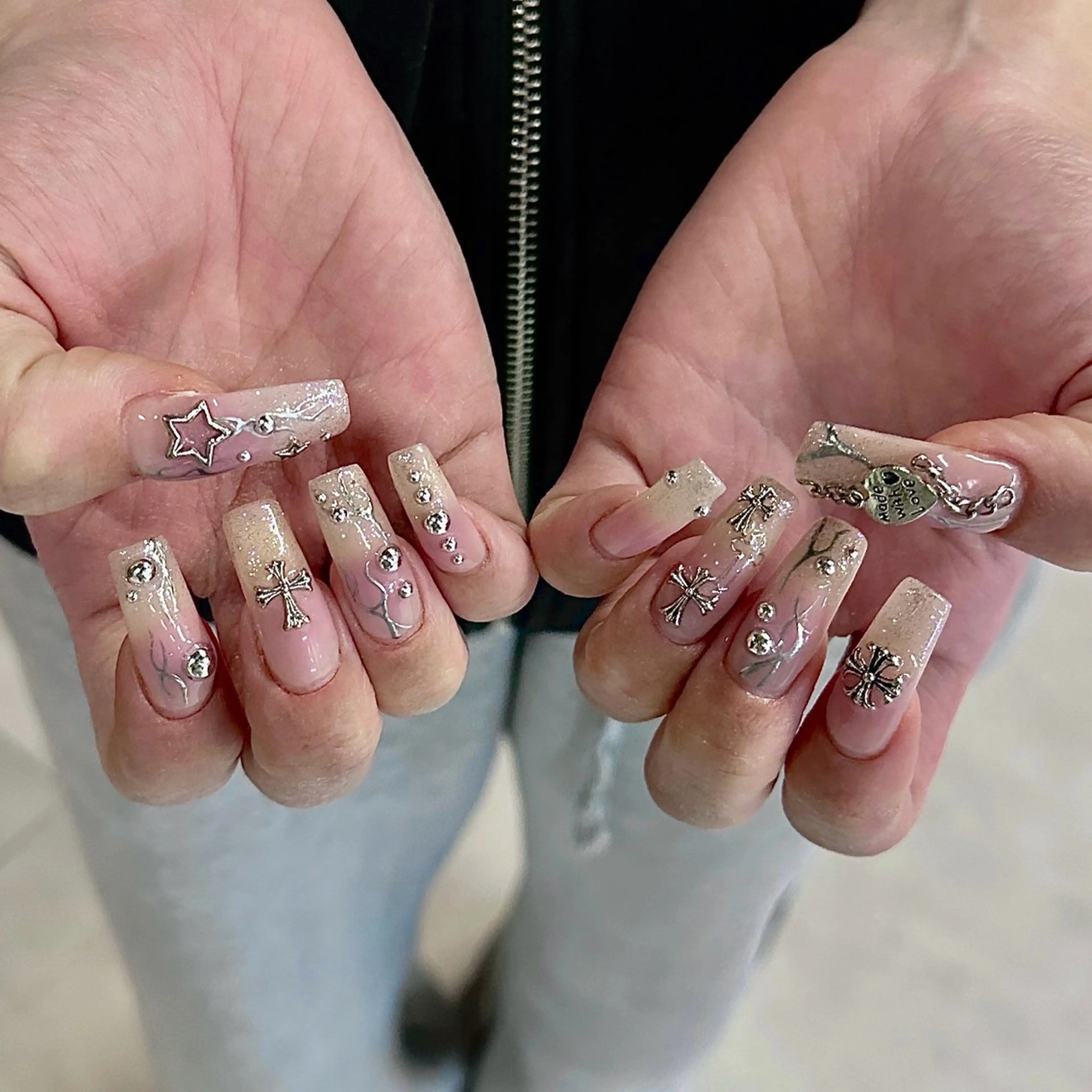 ネイル AIKO🐈‍⬛⭐︎ 大阪/y2k/個性派のネイルデザイン