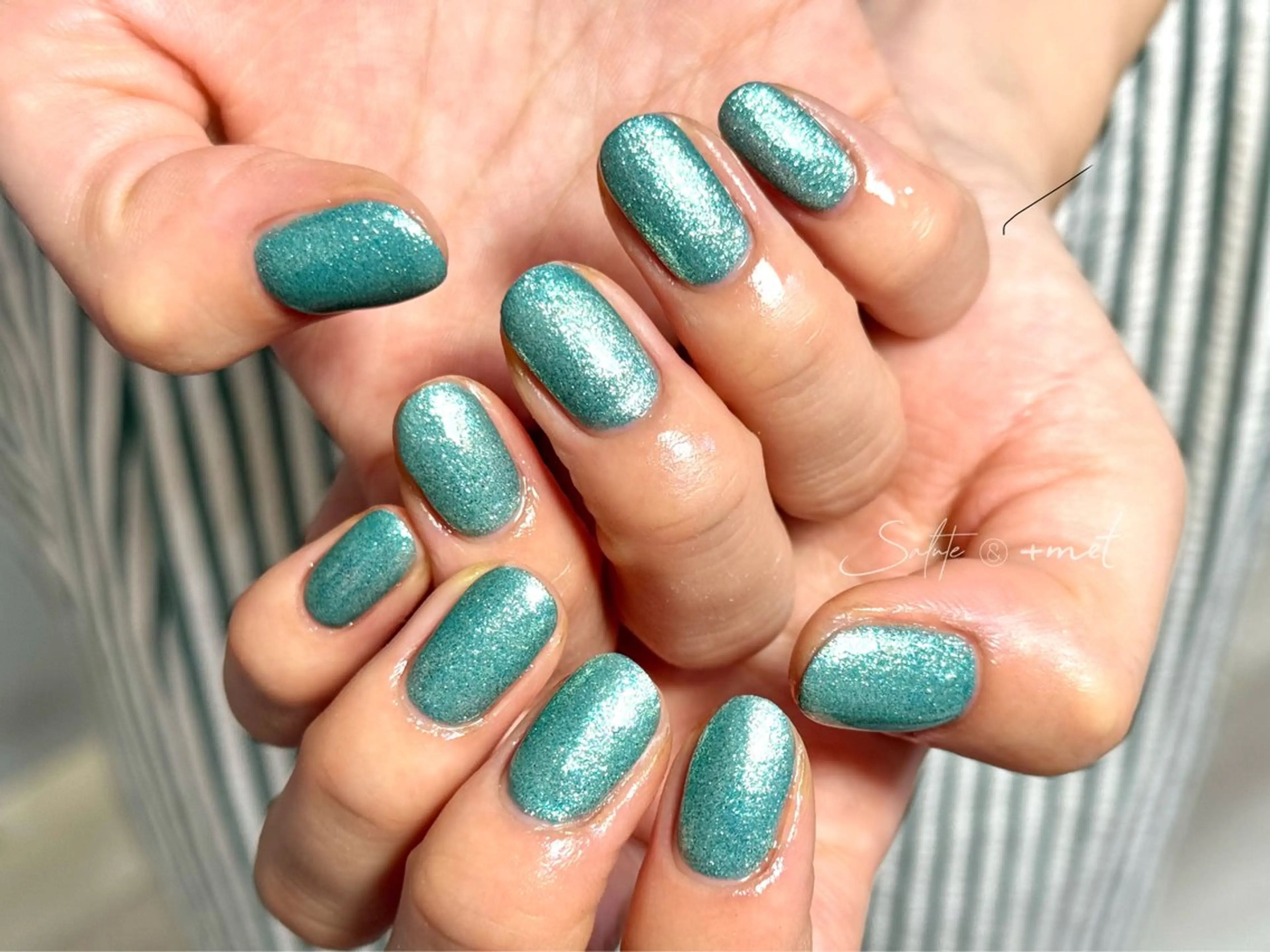 ネイル グリーン キラキラネイル オフィスネイル ワンカラーネイル 春ネイル Refine ネイリスト　坂本のネイルデザイン