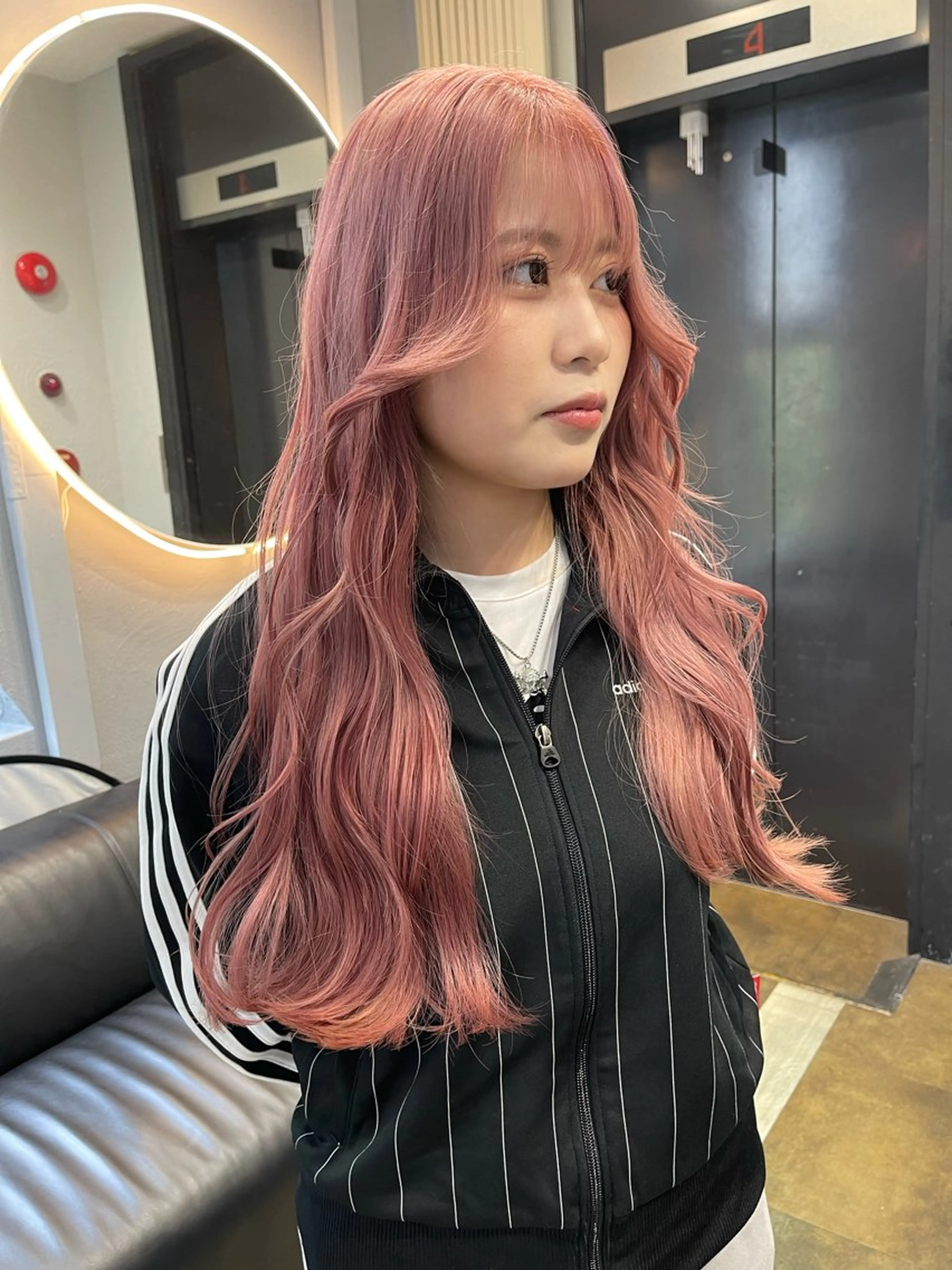 ロング カラー ベージュカラー ブリーチ ケアブリーチ デザインカラー ダブルカラー ヘアカラー トリートメント TATSUブリーチ/ ミルクティーベージュのヘアスタイル