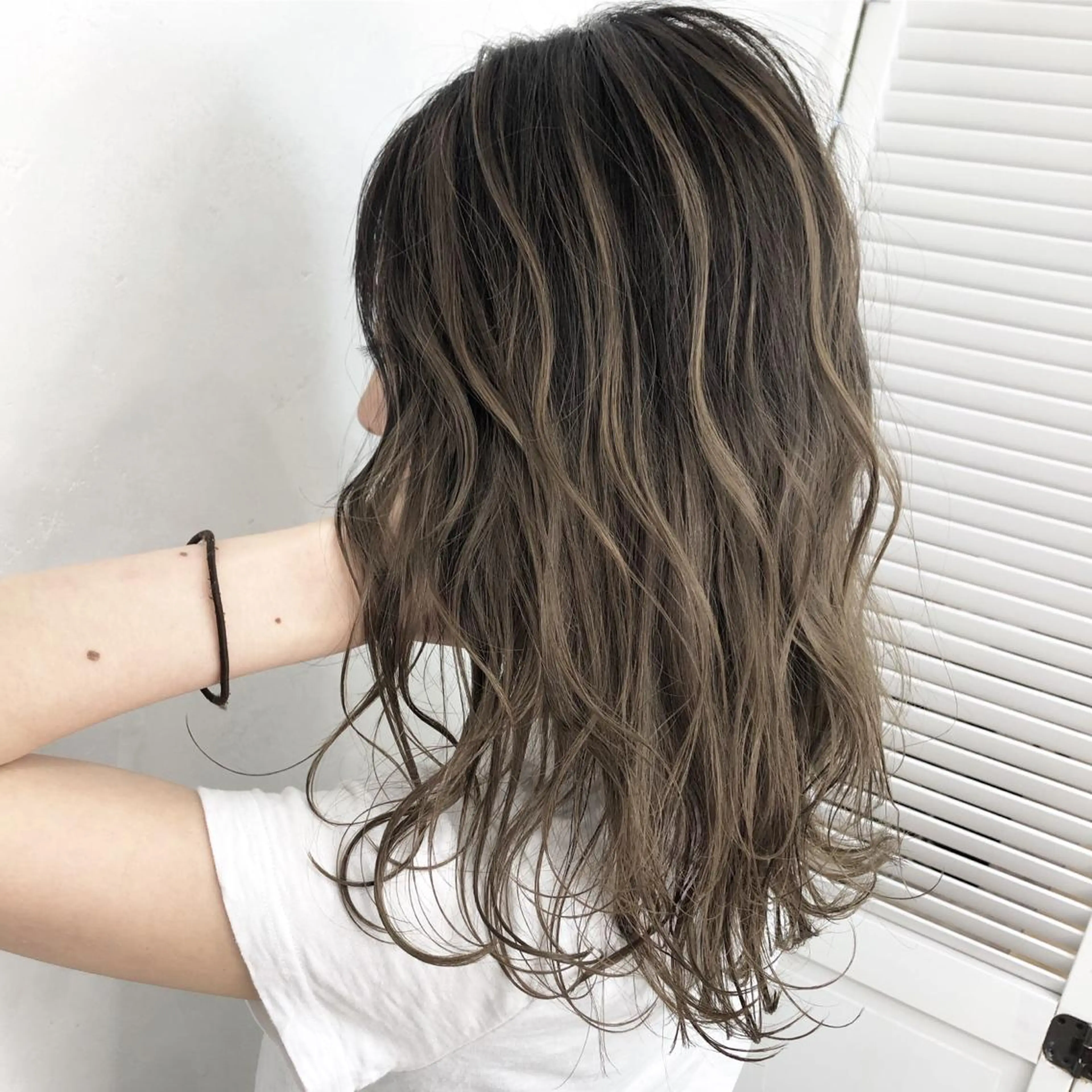 セミロング カラー バレイヤージュ レイヤーカット ヘアカラー トリートメント ブリーチカラーレイヤ ーカット🦋annaのヘアスタイル