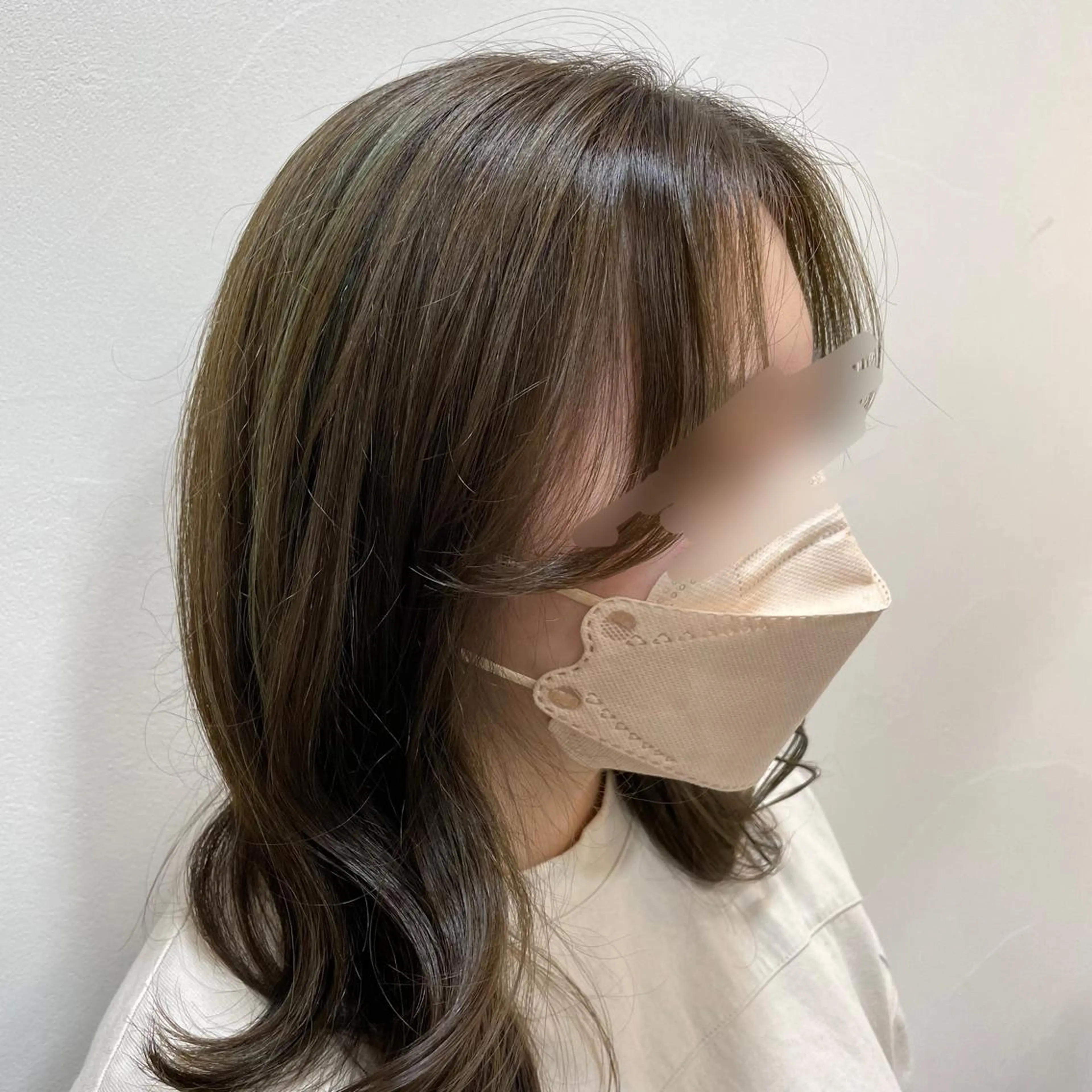 セミロング カラー ベージュカラー ハイライトカラー オリーブベージュ ハイライト 🌼杉田 胡桃🌼のヘアスタイル