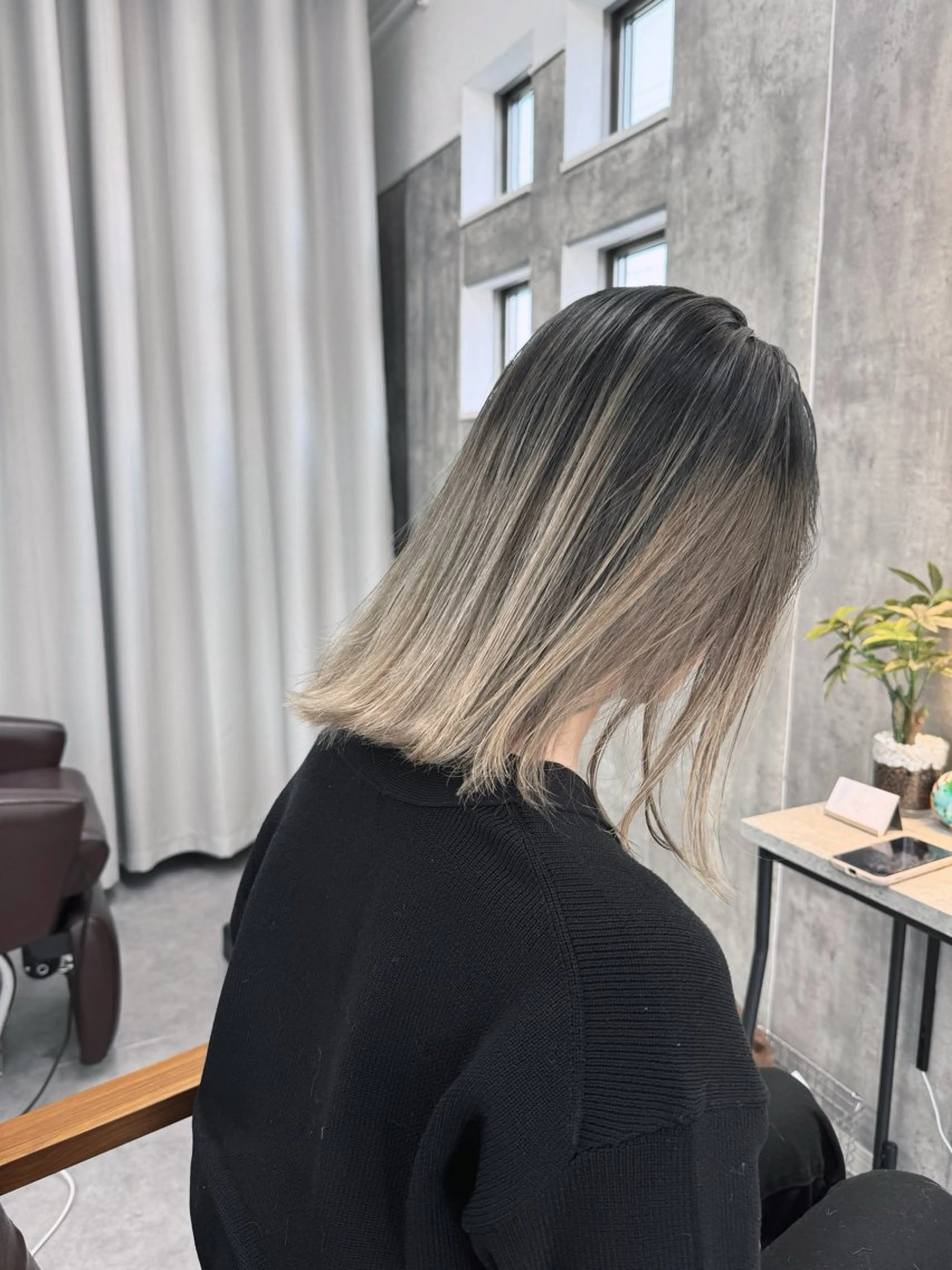 セミロング カラー バレイヤージュ ブリーチ グレージュ ハイライトカラー ハイライト 1席のみの 美容室IKKIのヘアスタイル