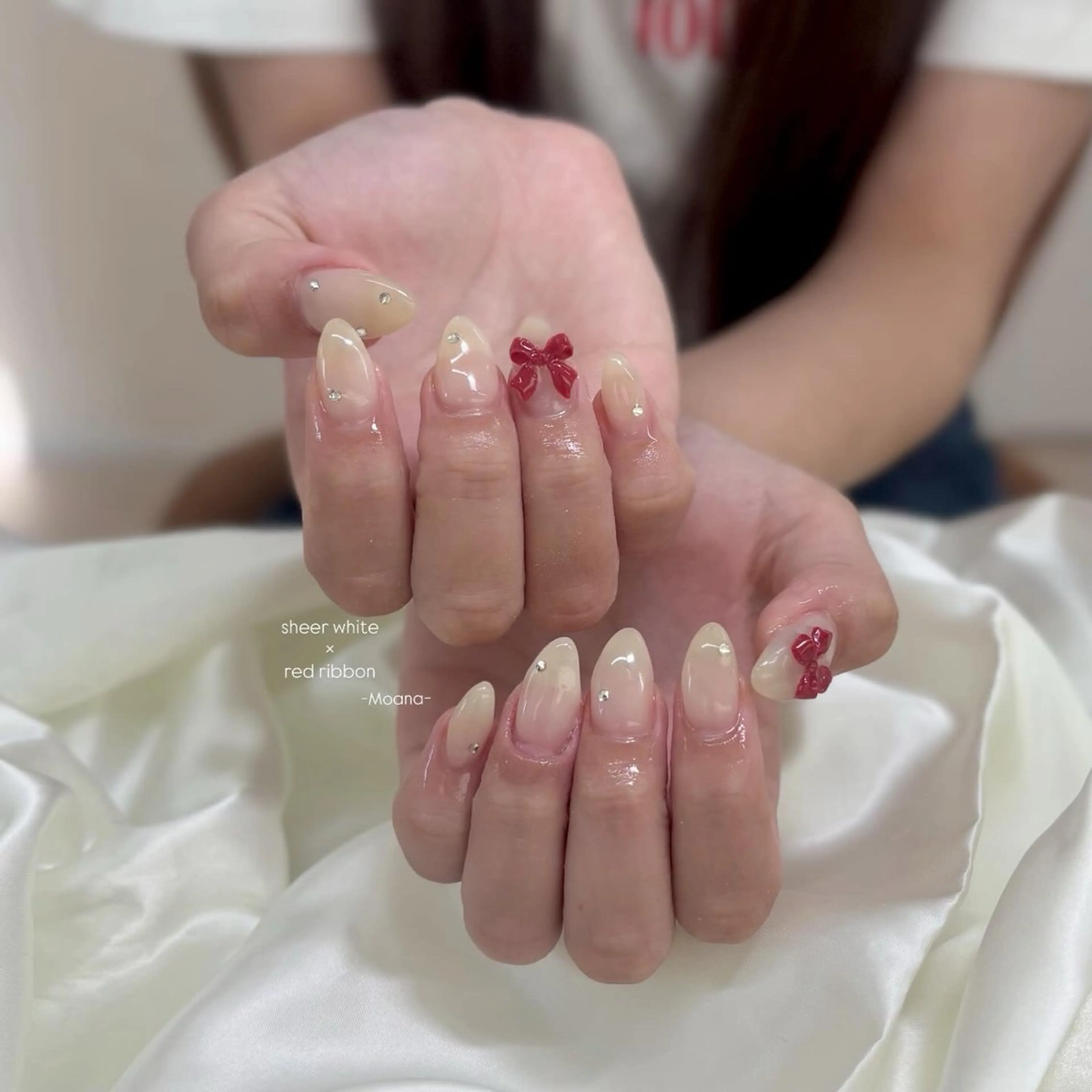 ネイル ワンカラーネイル リボン ストーンネイル ホワイト ハンドネイル Moana nail Hiyoriのネイルデザイン