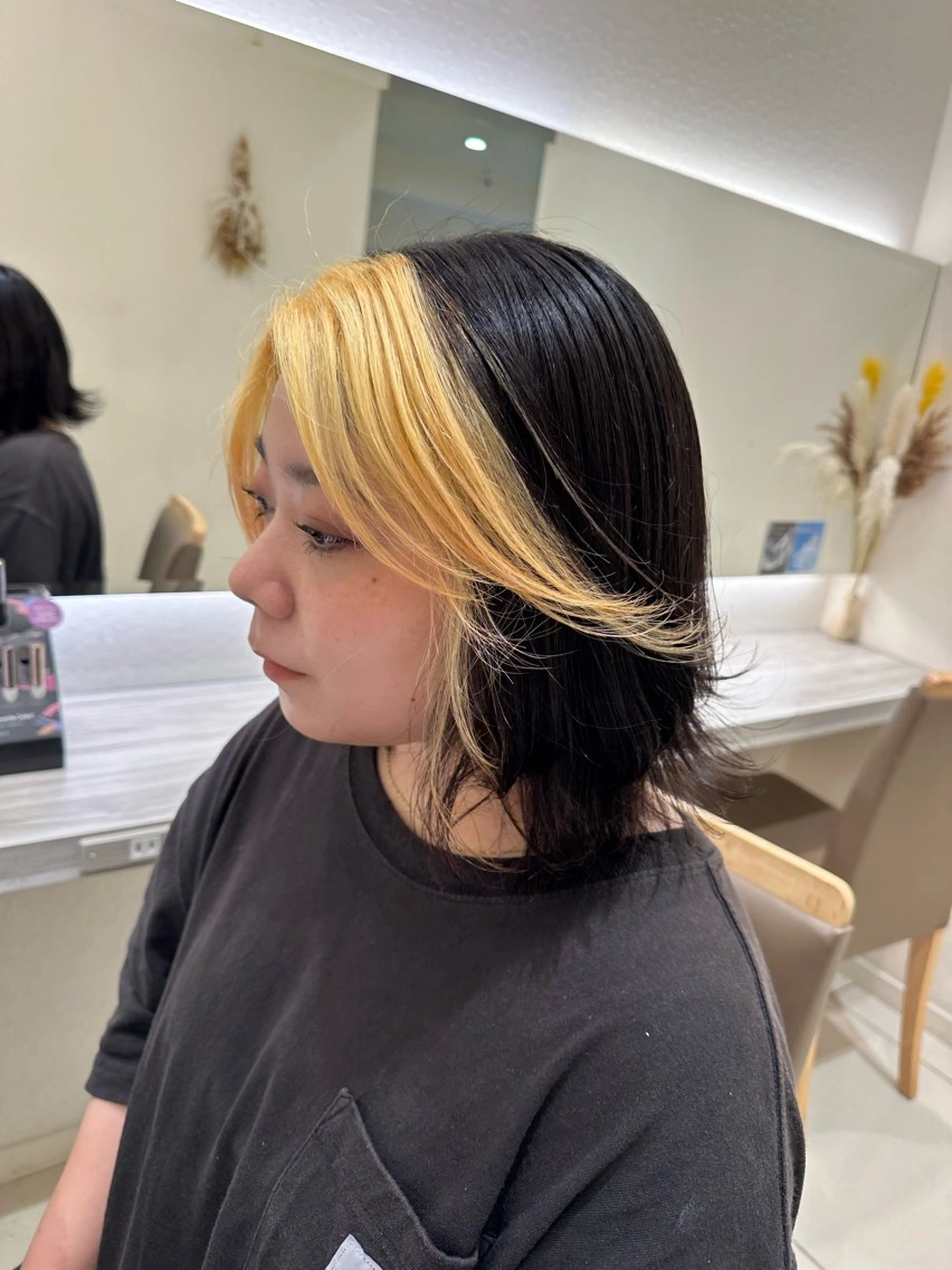 ミディアム カラー タイトボブ個性派カラ ーAKANEのヘアスタイル
