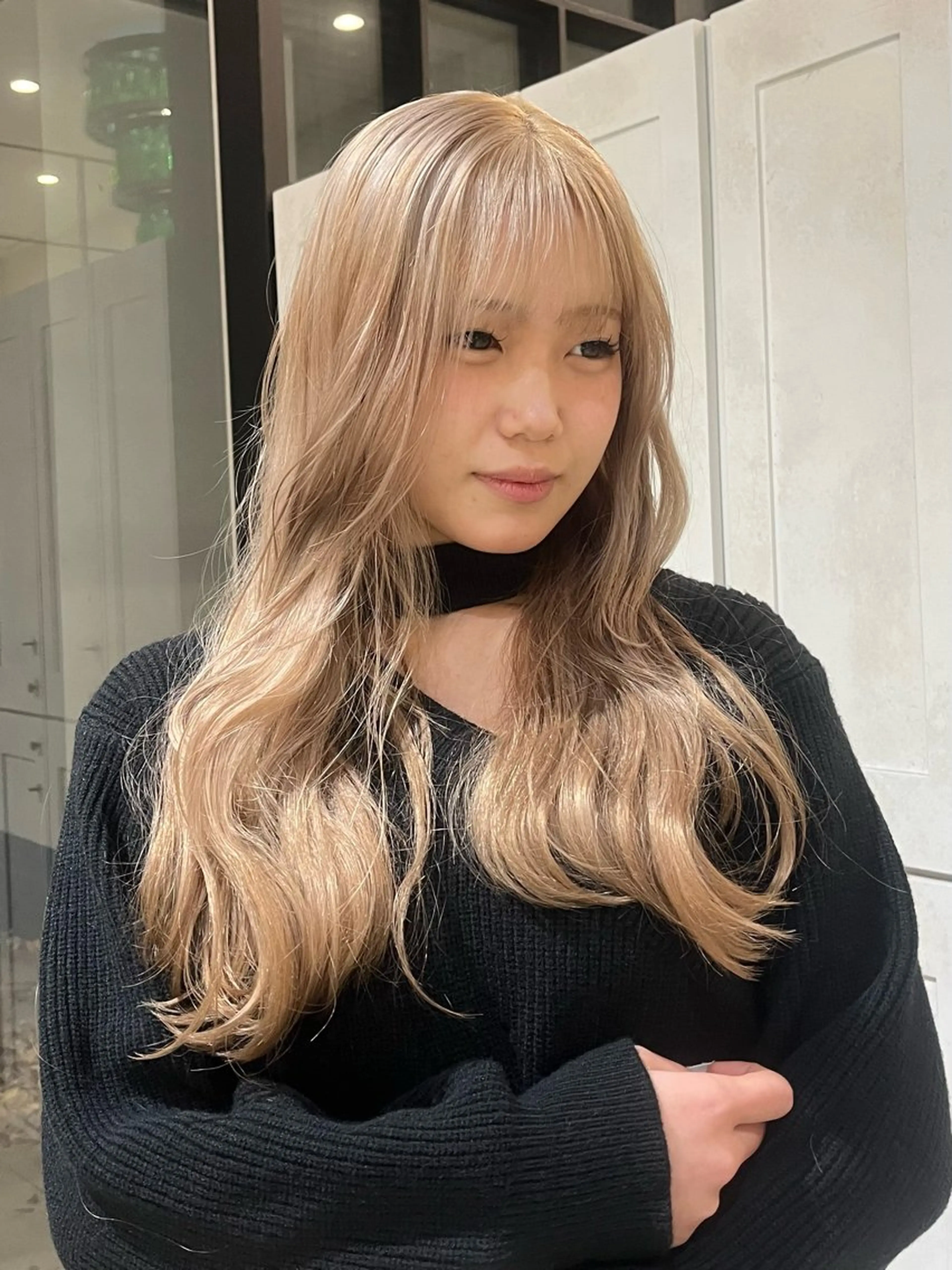 ロング カラー ブリーチ ヘアカラー 栄/ミルクティー/ ベージュ/リホナ🧸のヘアスタイル