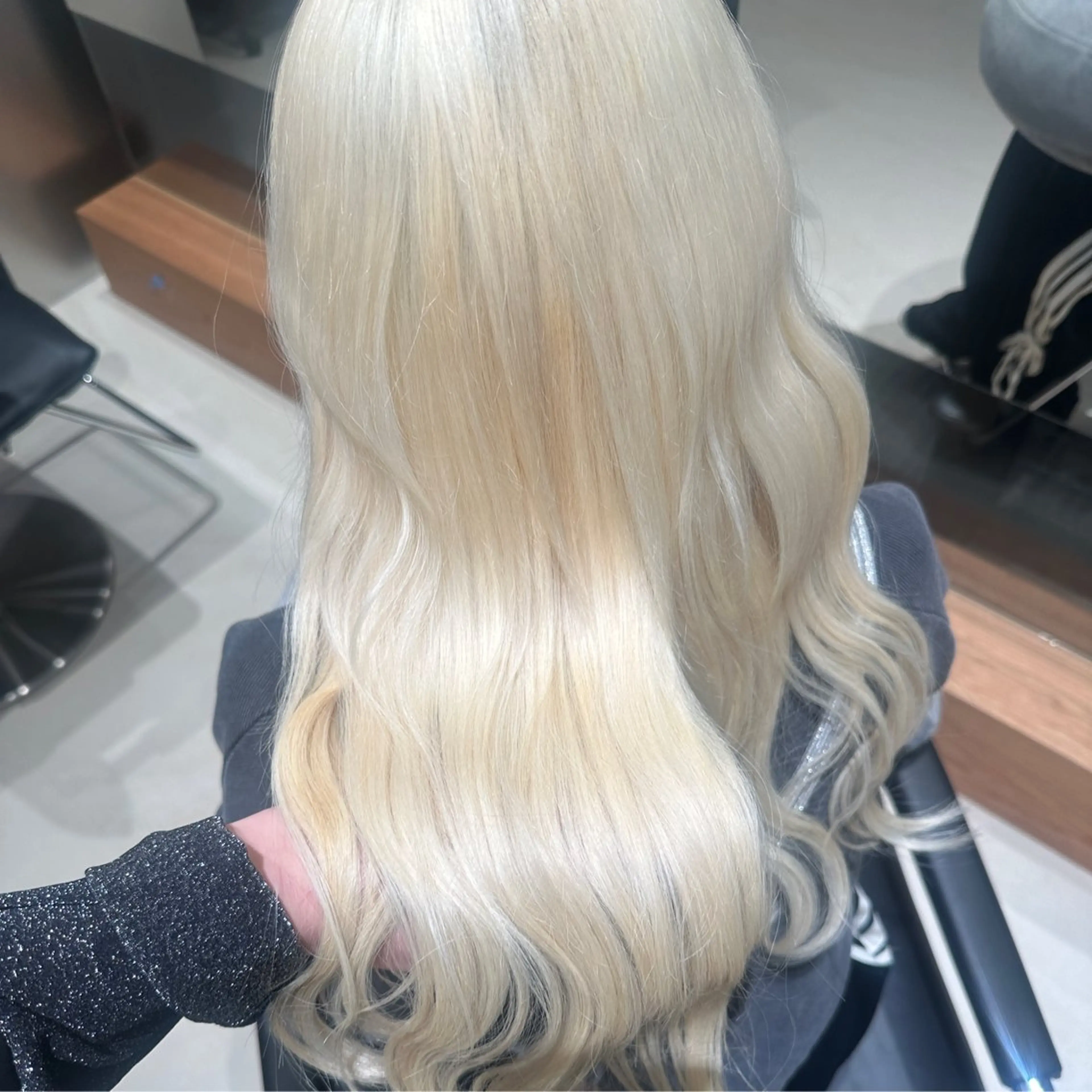 ロング カラー 抜きっぱなしブロンド ブロンド ヘアカラー nanami ¦髪質改善¦レイヤーのヘアスタイル