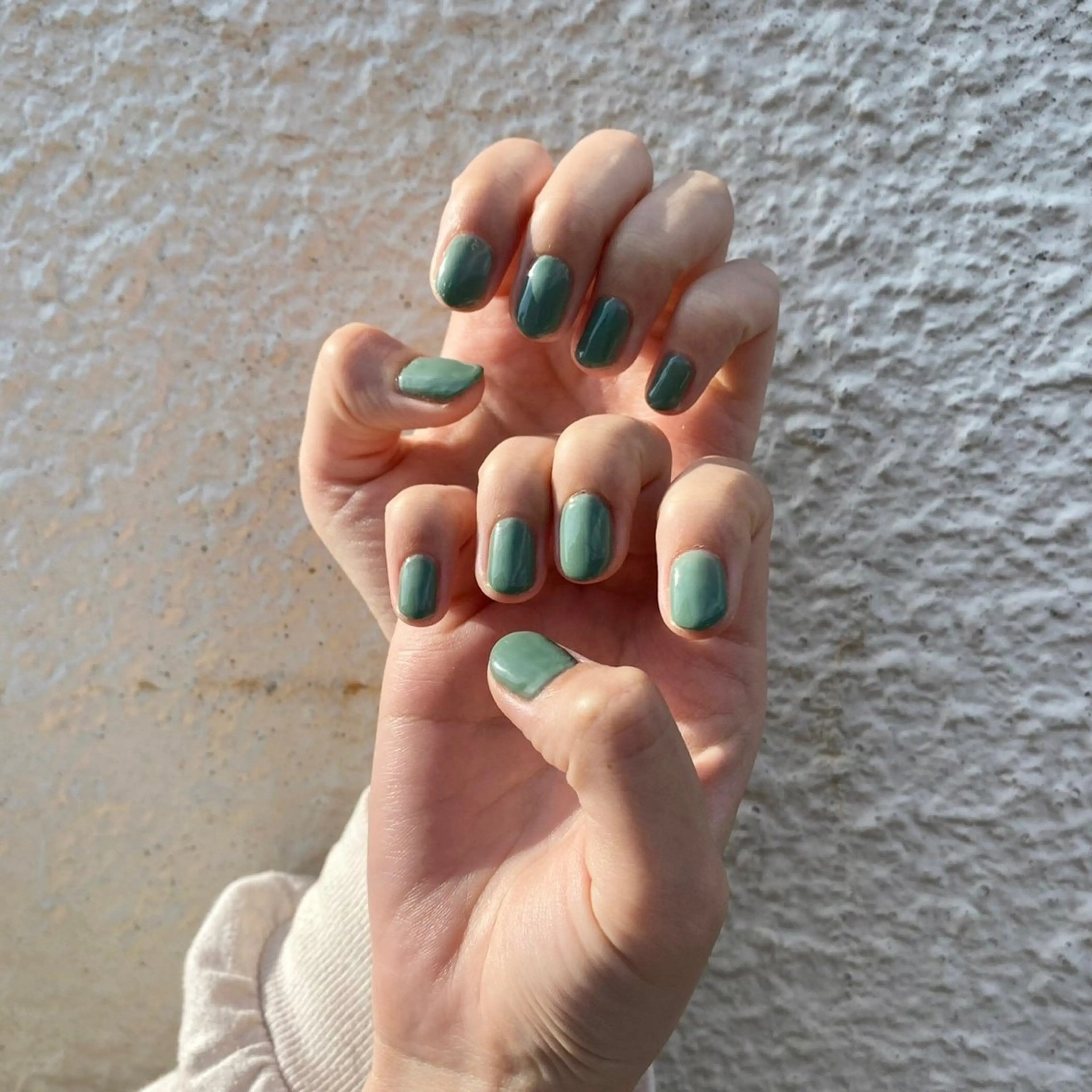 ネイル グリーン ワンカラーネイル 𝙎𝙚𝙞𝙧𝙖 ☆カット/パーマのヘアスタイル