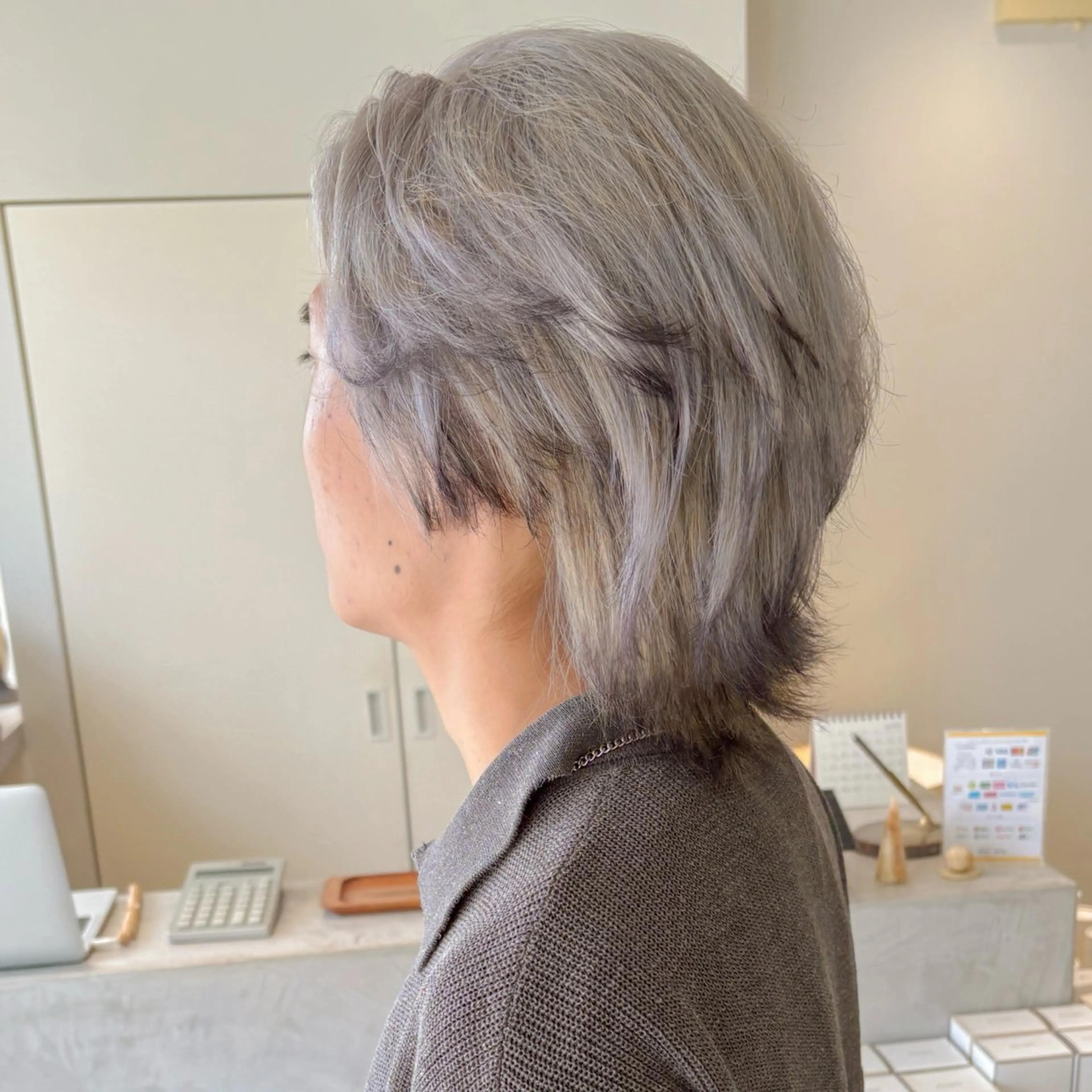 カラー メンズ メンズブリーチ 黒髪 ブリーチ オレンジ シルバー 安西 香利奈のヘアスタイル