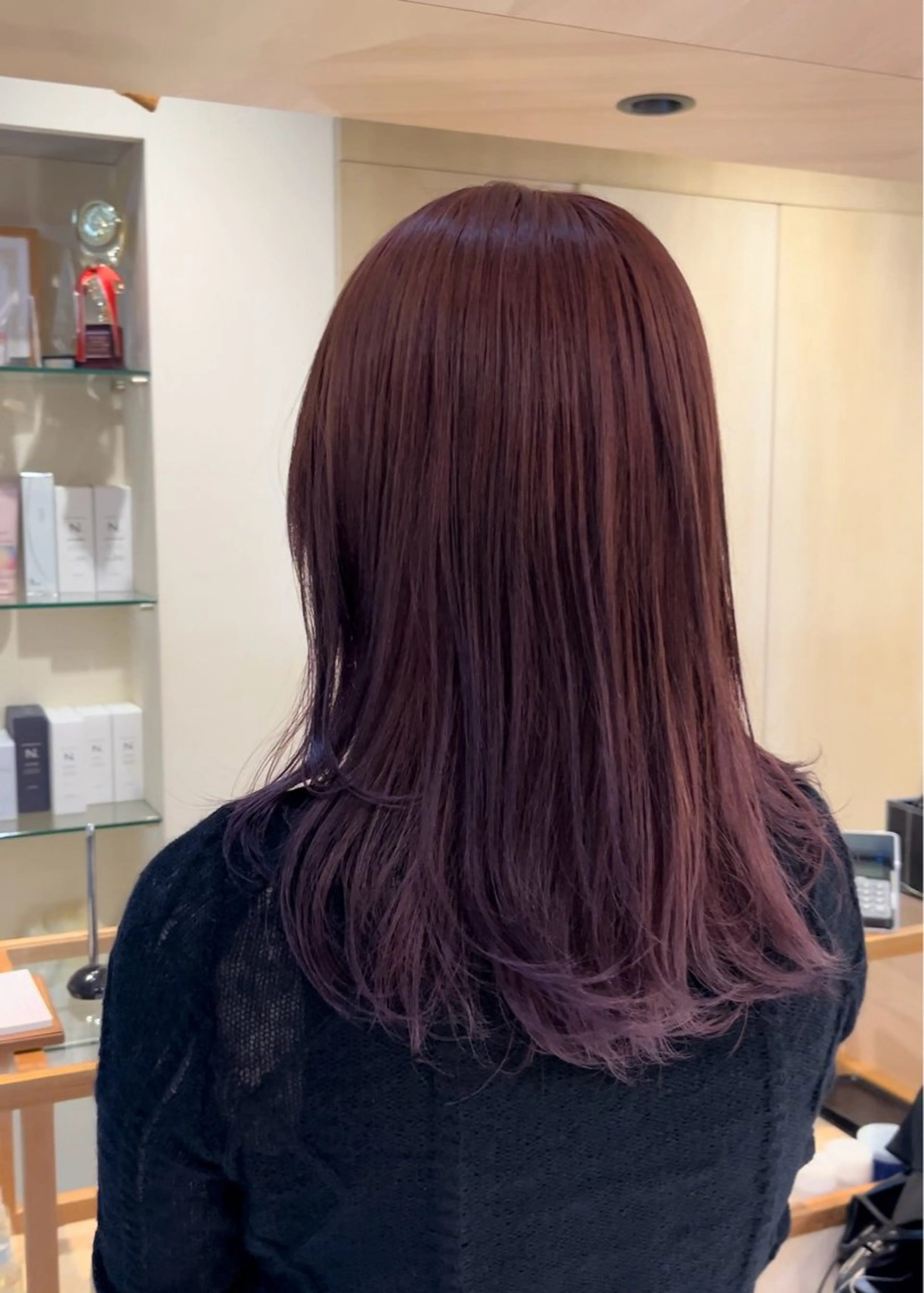 セミロング カラー パーマ ブリーチ ピンクカラー CYAN.所属・山口 陸のヘアスタイル