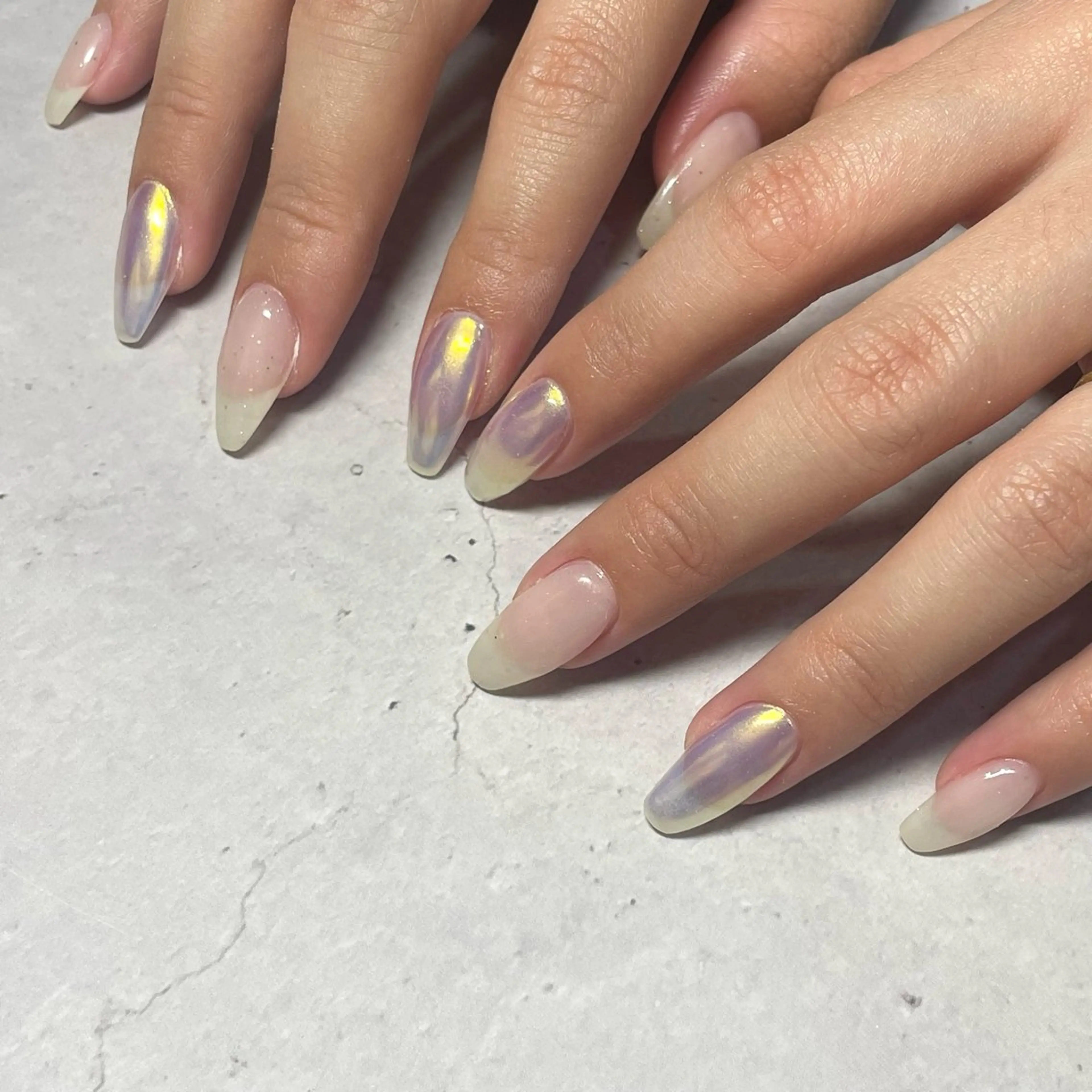 ネイル オーロラネイル ニュアンスネイル ホワイト 萩原 里奈のネイルデザイン