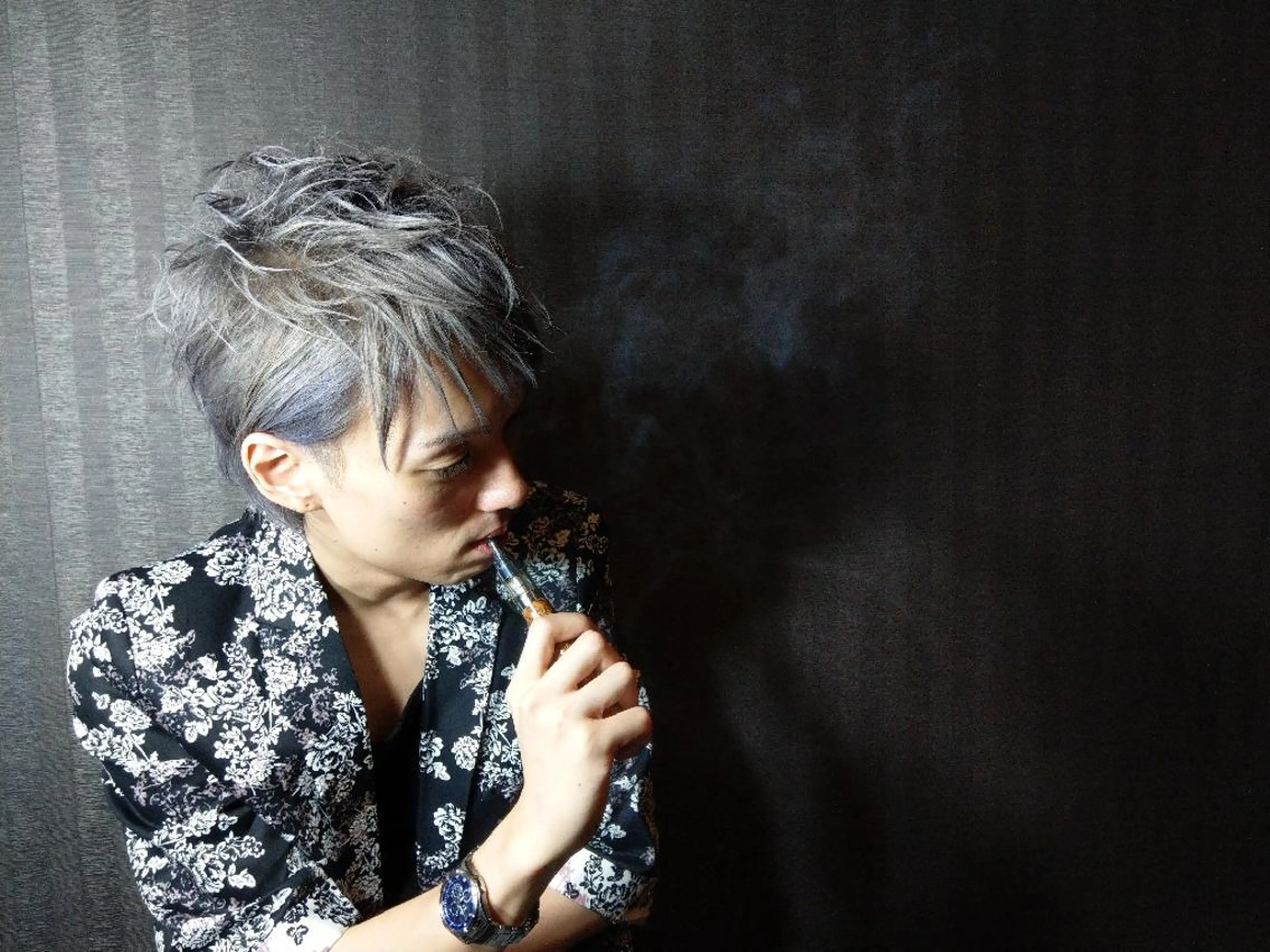 ショート カラー アッシュ ブリーチ シルバー シルバーアッシュ ヘアカラー トリートメント Add9 柳田健登のヘアスタイル