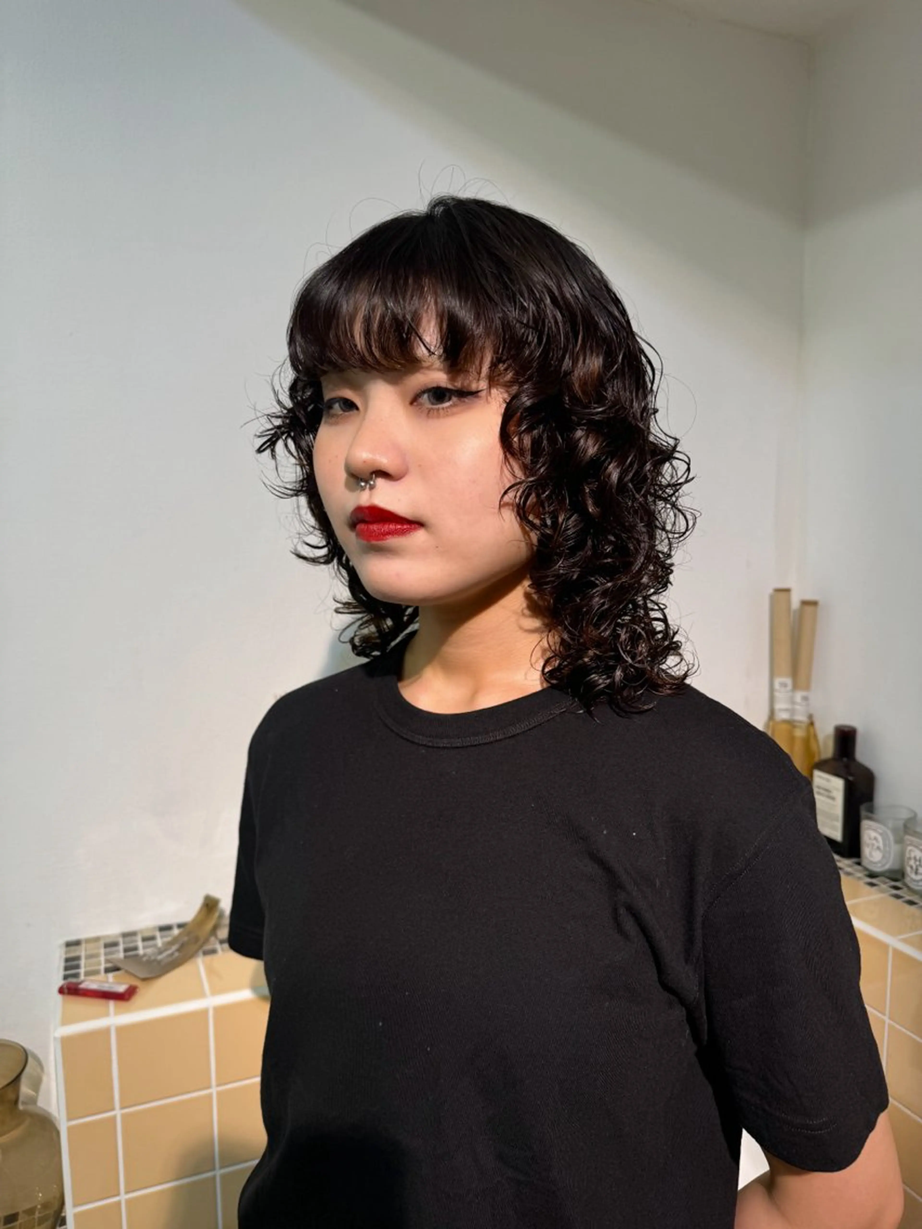 ミディアム パーマ ミディアムパーマ ハイレイヤー レイヤーカット プードルパーマ カット パーマ Seeknext // Rukaのヘアスタイル