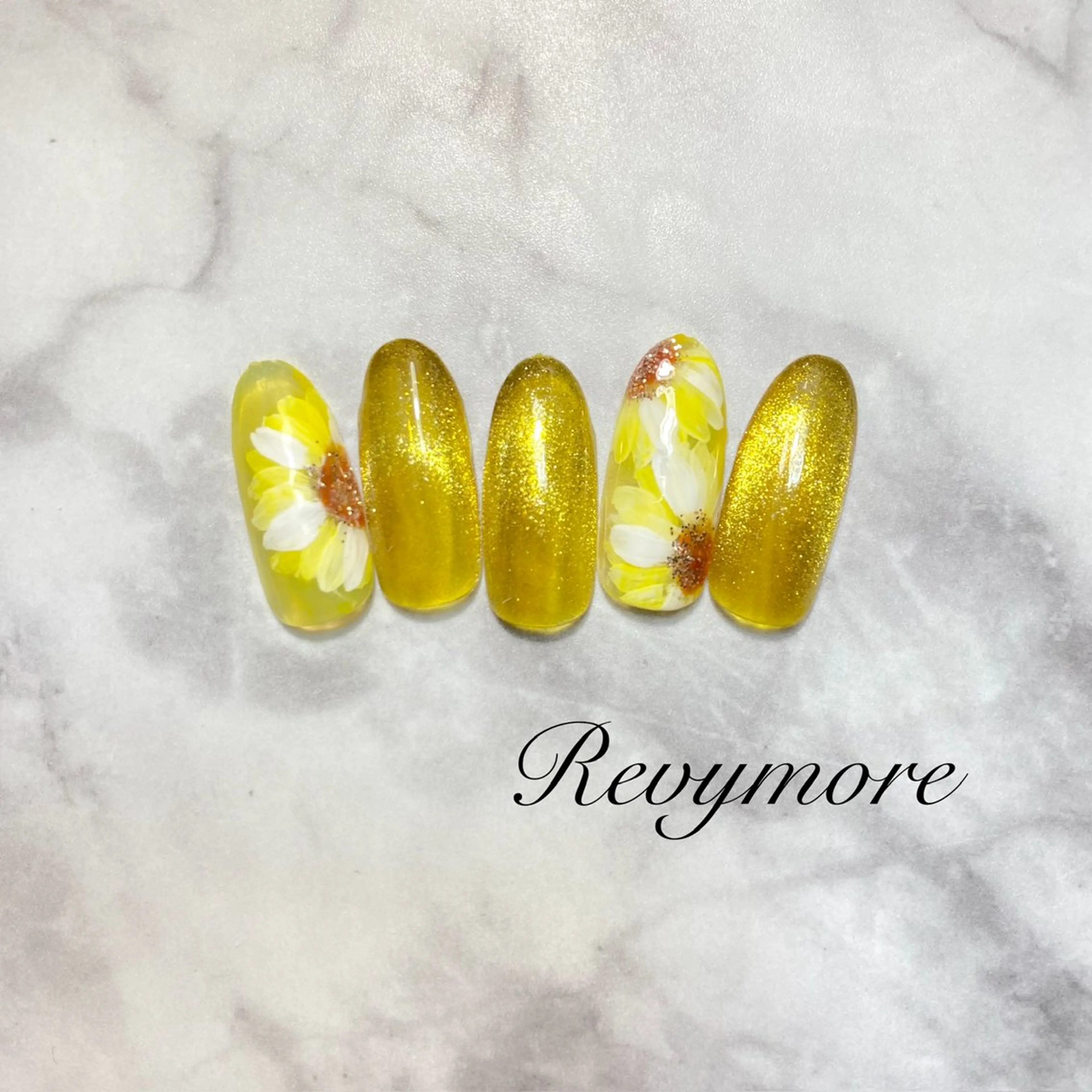 ミディアム ネイル 韓国風ヘア ジェルネイル キラキラネイル 韓国ネイル ニュアンスネイル nail salon Revymore所属・nail salon Revymoreのネイルデザイン